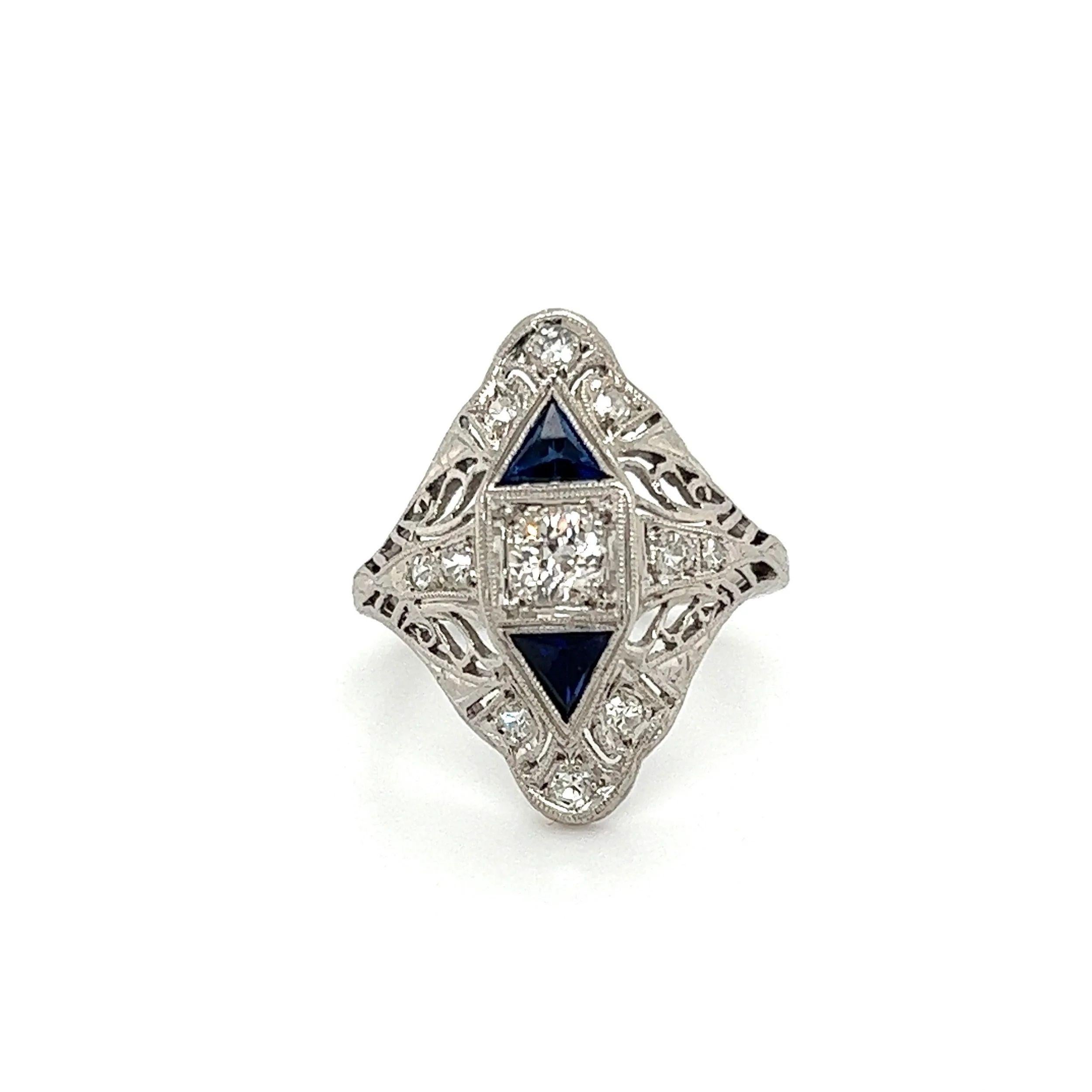 Art Deco Diamond and Sapphire Vintage Platinum Cocktail Ring In Excellent Condition For Sale In Montreal, QC