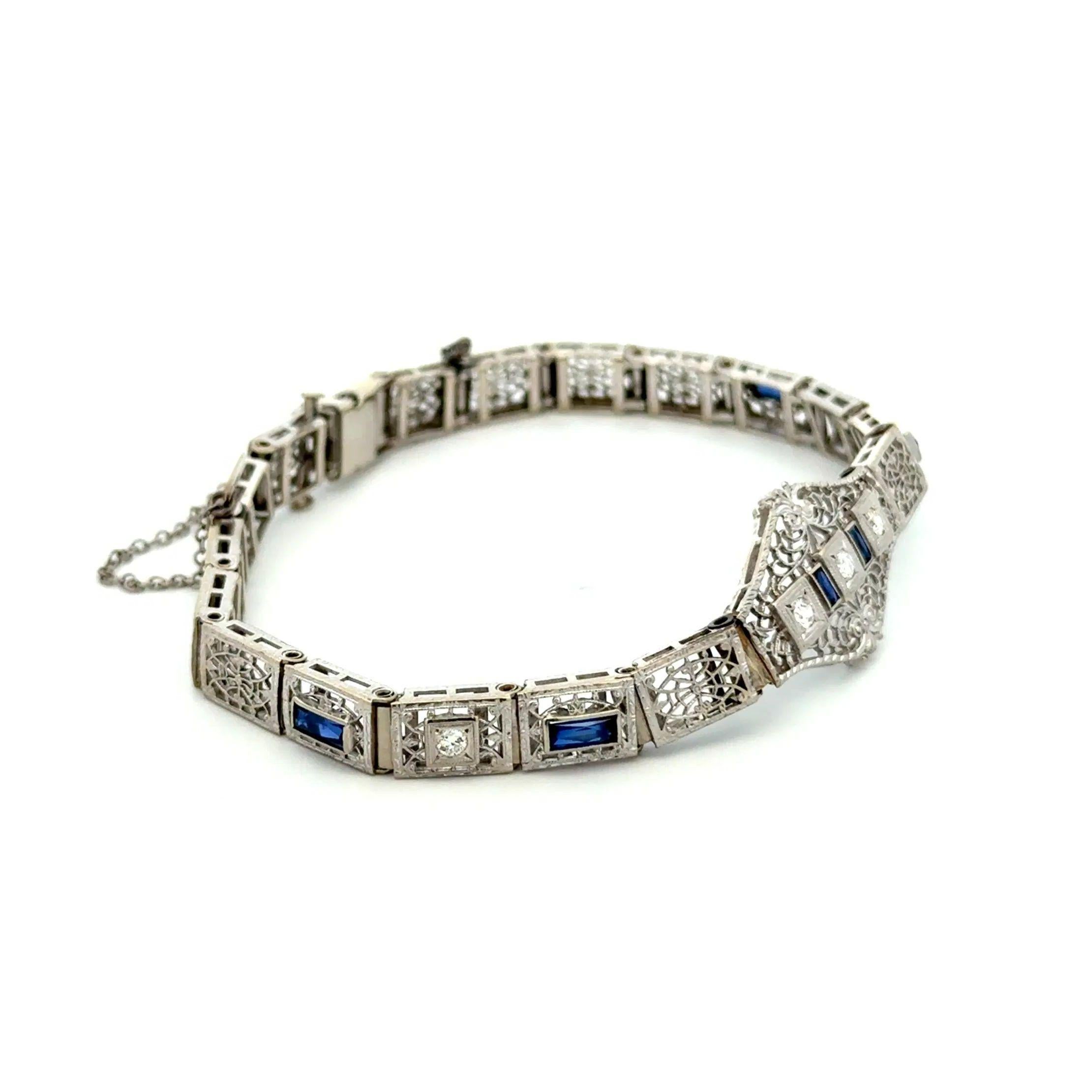 Tout simplement magnifique et finement détaillé, le diamant Art déco et le syn. Bracelet en filigrane d'or saphir. Fabriqué à la main en or blanc 14K et serti à la main de diamants, d'un poids total d'environ 0,40 carat et Syn. Rubis. Mesure environ