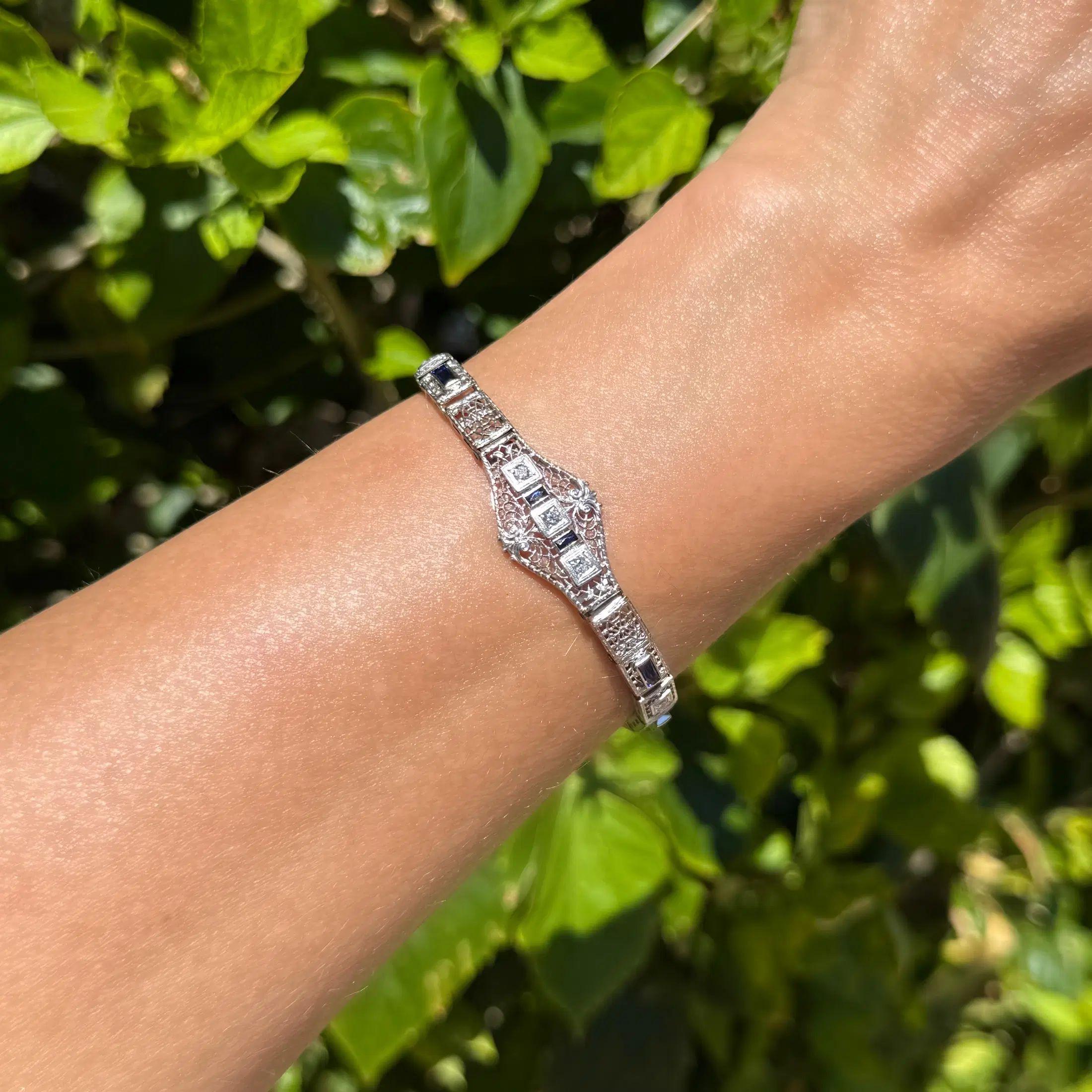 Art déco Art Deco Bracelet filigrane vintage en or avec diamants et saphirs synthétiques en vente