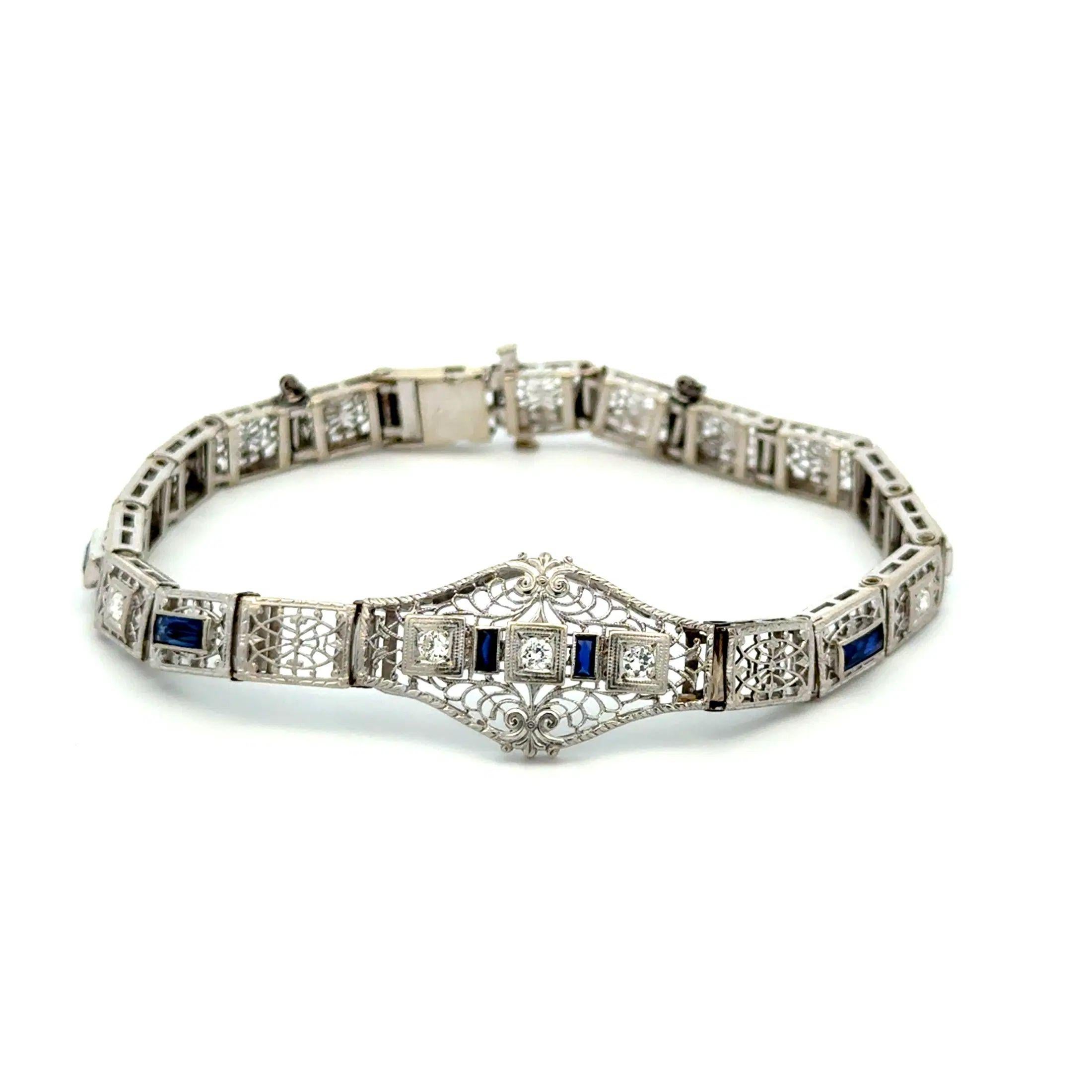 Taille mixte Art Deco Bracelet filigrane vintage en or avec diamants et saphirs synthétiques en vente