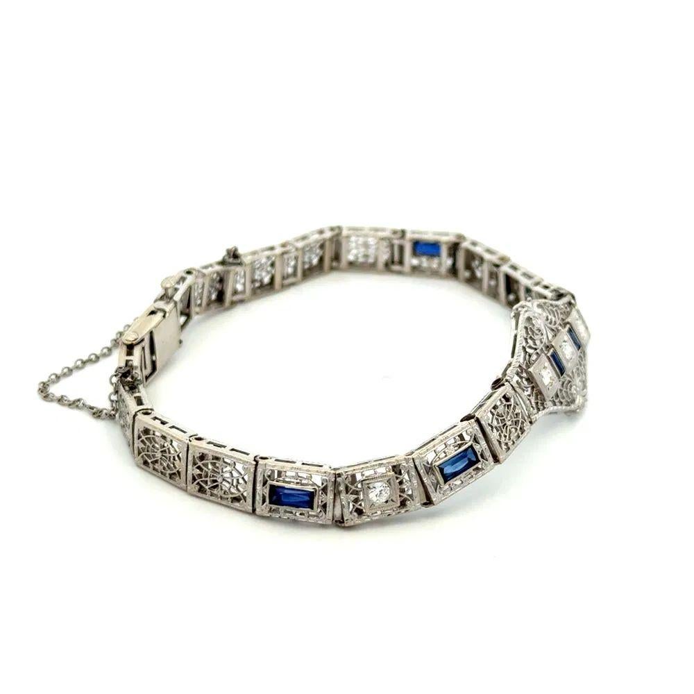 Art Deco Bracelet filigrane vintage en or avec diamants et saphirs synthétiques Excellent état - En vente à Montreal, QC