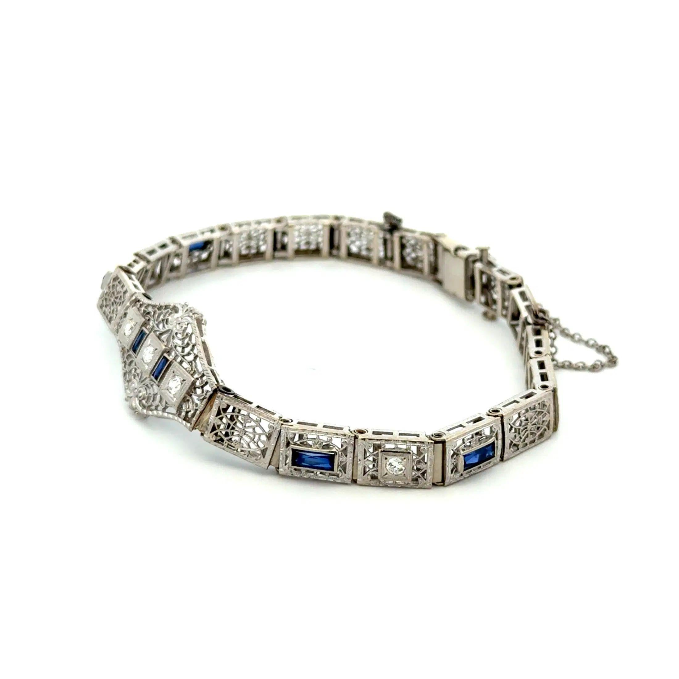 Art Deco Bracelet filigrane vintage en or avec diamants et saphirs synthétiques Pour femmes en vente
