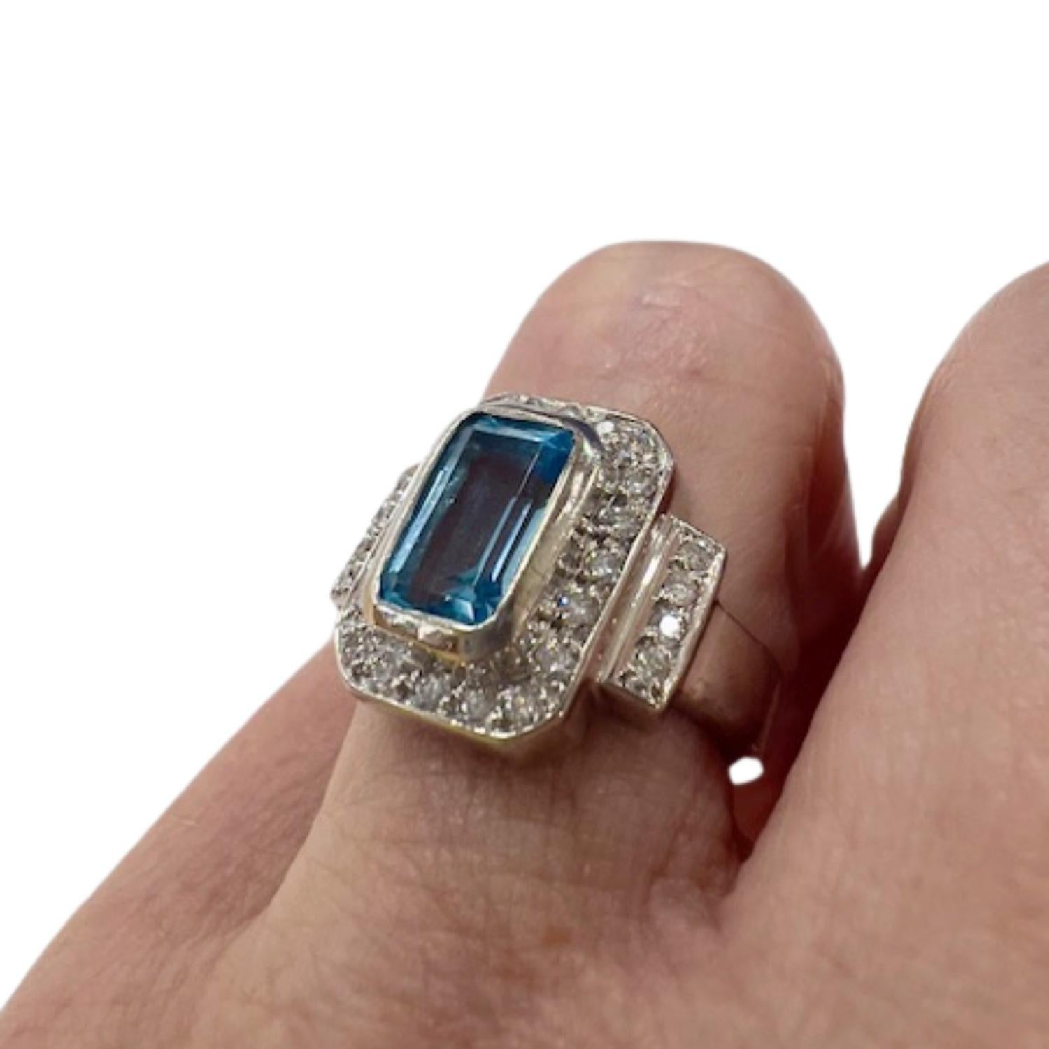 Women's 0.58 carat Diamonds and 1.5 carat Topaz Gold Cocktail Ring For Sale