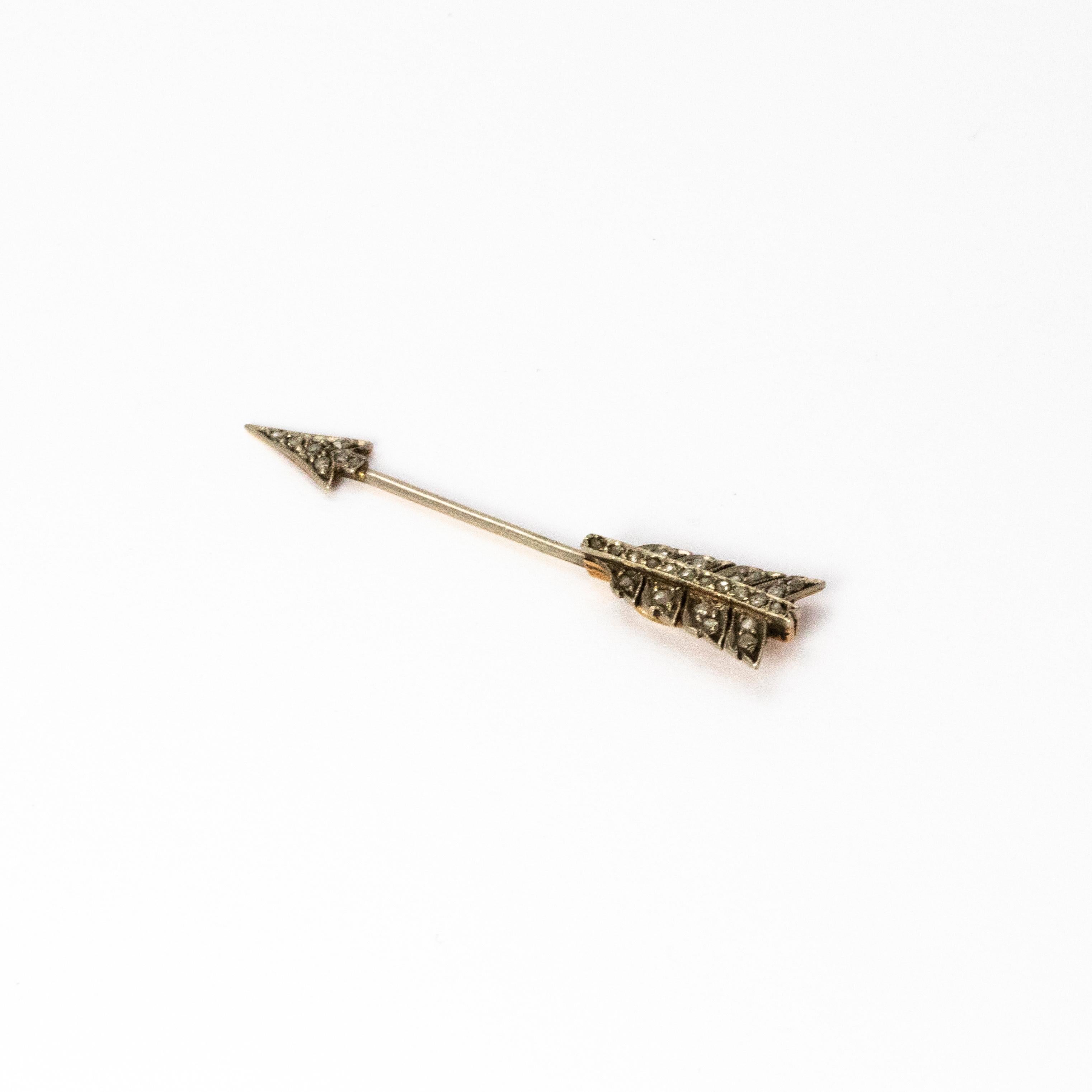 A Beautiful Art Deco diamond arrow jabot pin. The head and feathers set with wonderful rose cut diamonds. The top of the pin is modelled in platinum and the bottom in 18 karat yellow gold. 5 cm long.
