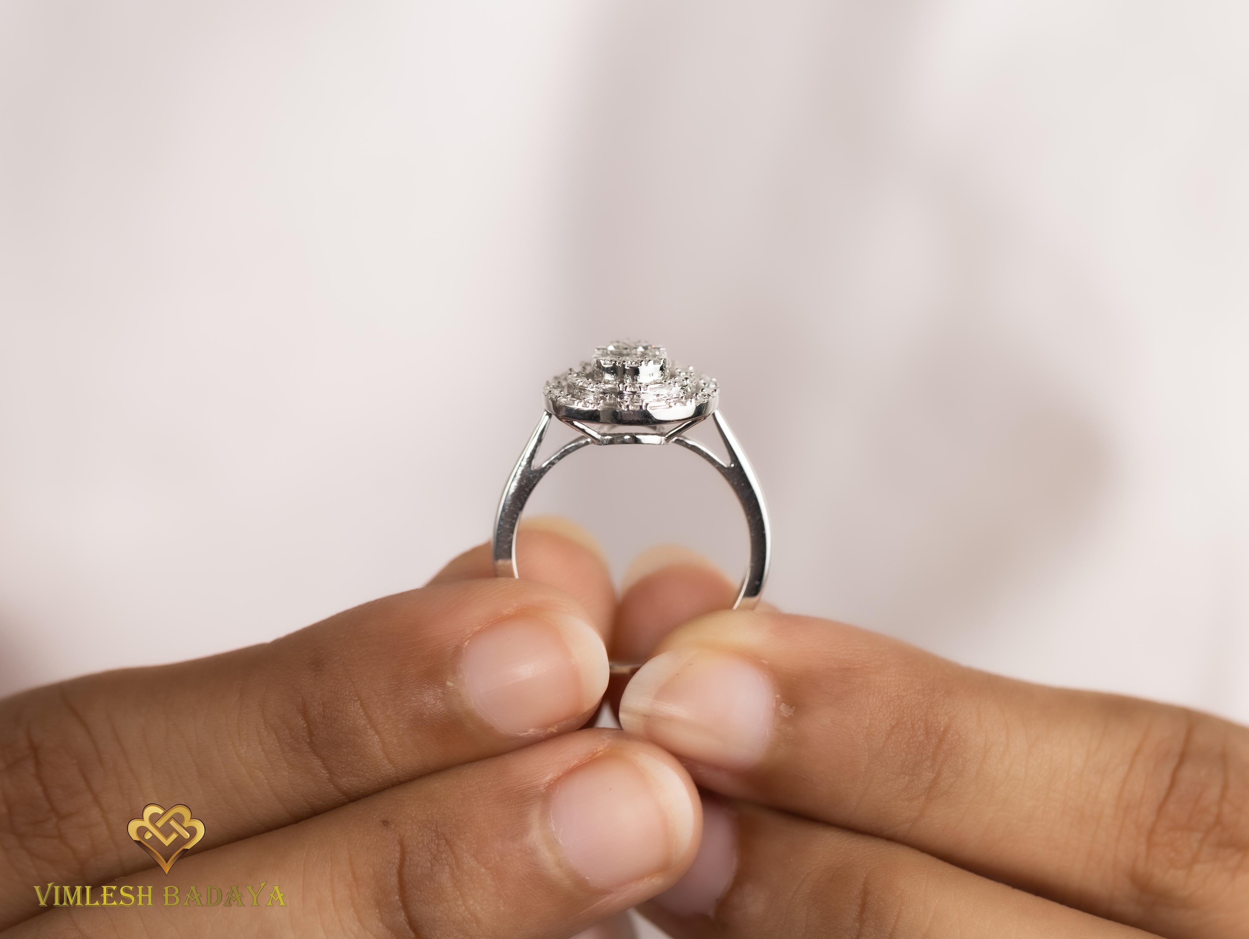 Art Deco Baguette Diamond Ring – 0.8TCW in 18K White Gold  GIA & IGI Certified Pour femmes en vente