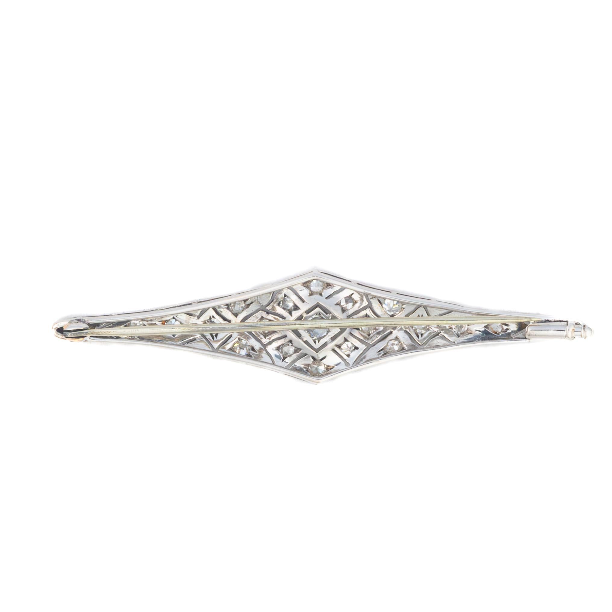 Spilla Art Deco con barretta di diamanti in platino

Descrizione:
Questa elegante spilla Art Deco cattura la raffinatezza lineare e la delicata geometria dell'epoca con una precisione impressionante. Realizzato in platino, il design a forma di