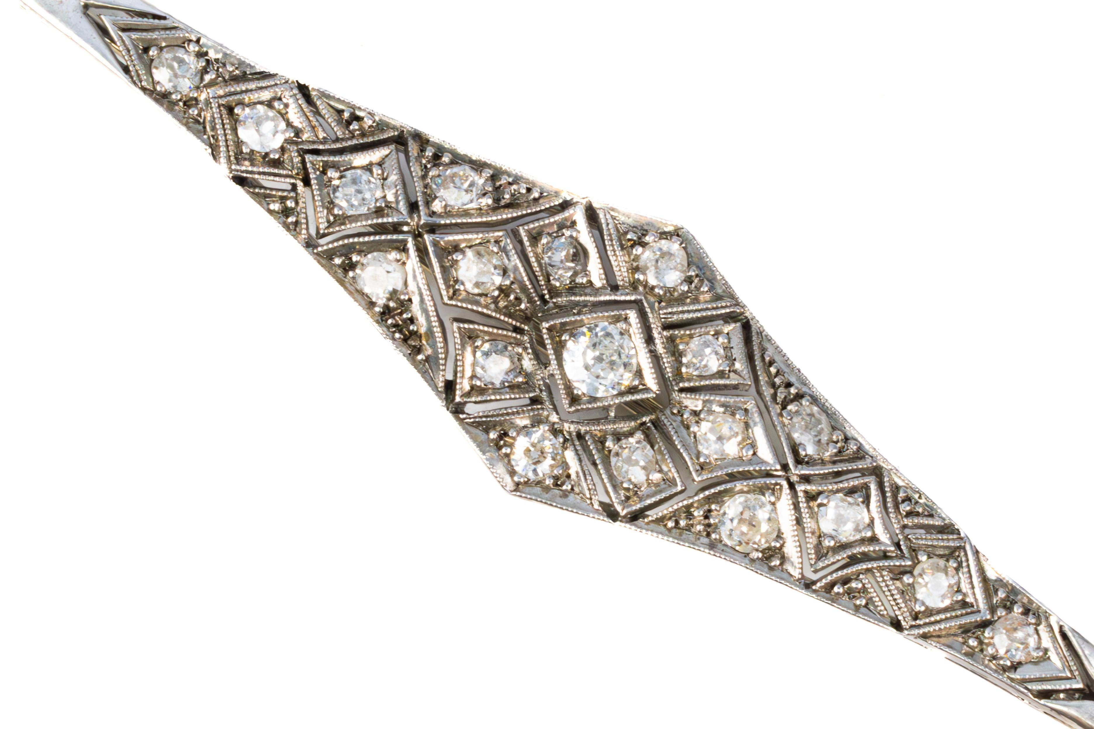 Art Déco Spilla Art Deco con barretta di diamanti in platino in vendita