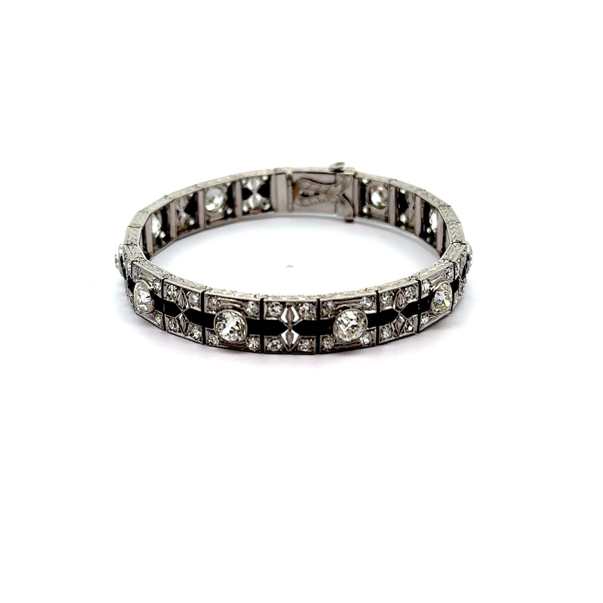Un bracelet Art déco exquis, présentant un mélange harmonieux de platine, de diamants et d'onyx. Le bracelet présente 8,80 carats de diamants blancs ronds de taille européenne, entrecoupés de pierres d'onyx noir de taille brillant qui scintillent à