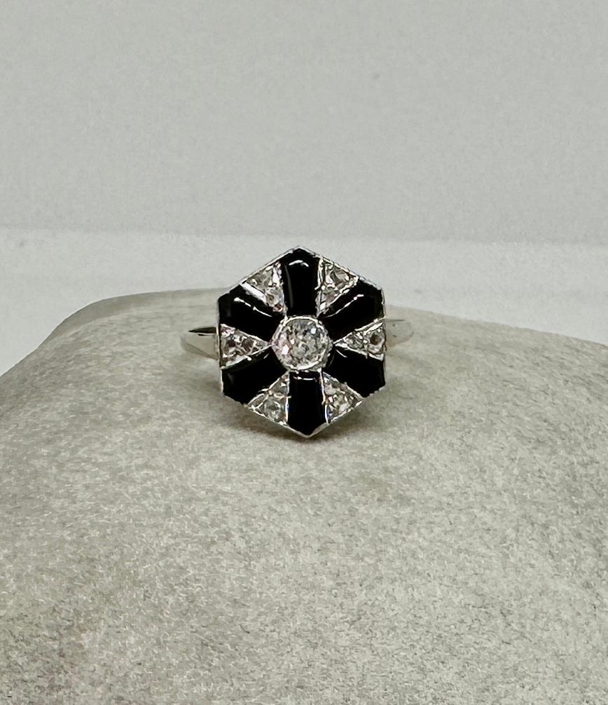 Art Deco Diamond Black Onyx Platinum Ring Old Mine Rose Cut Diamonds Antique In Excellent Condition For Sale In New York, NY