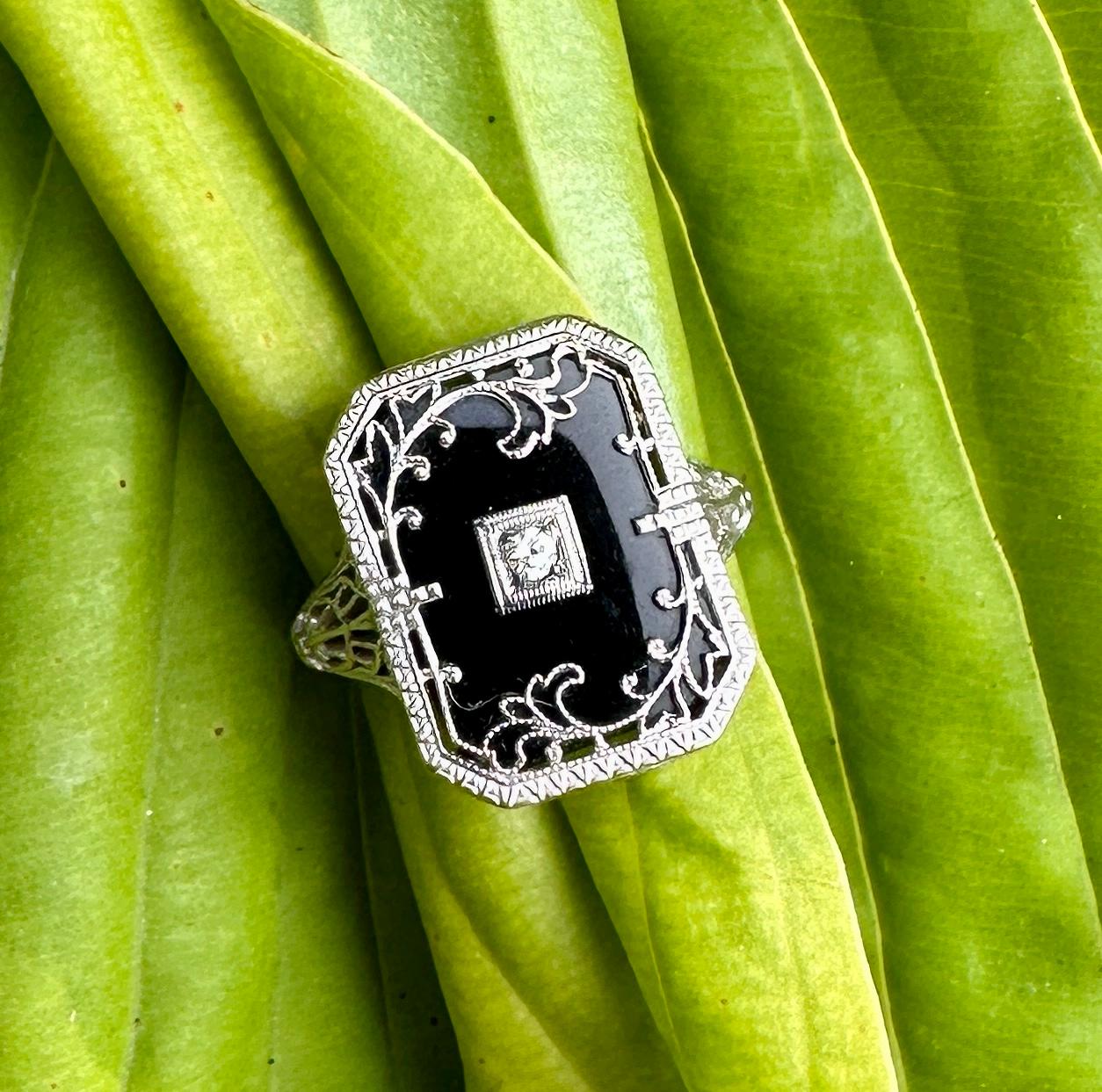 Art Deco Diamond Black Onyx Ring Edwardian Filigree 14 Karat White Gold Flower In Excellent Condition For Sale In New York, NY