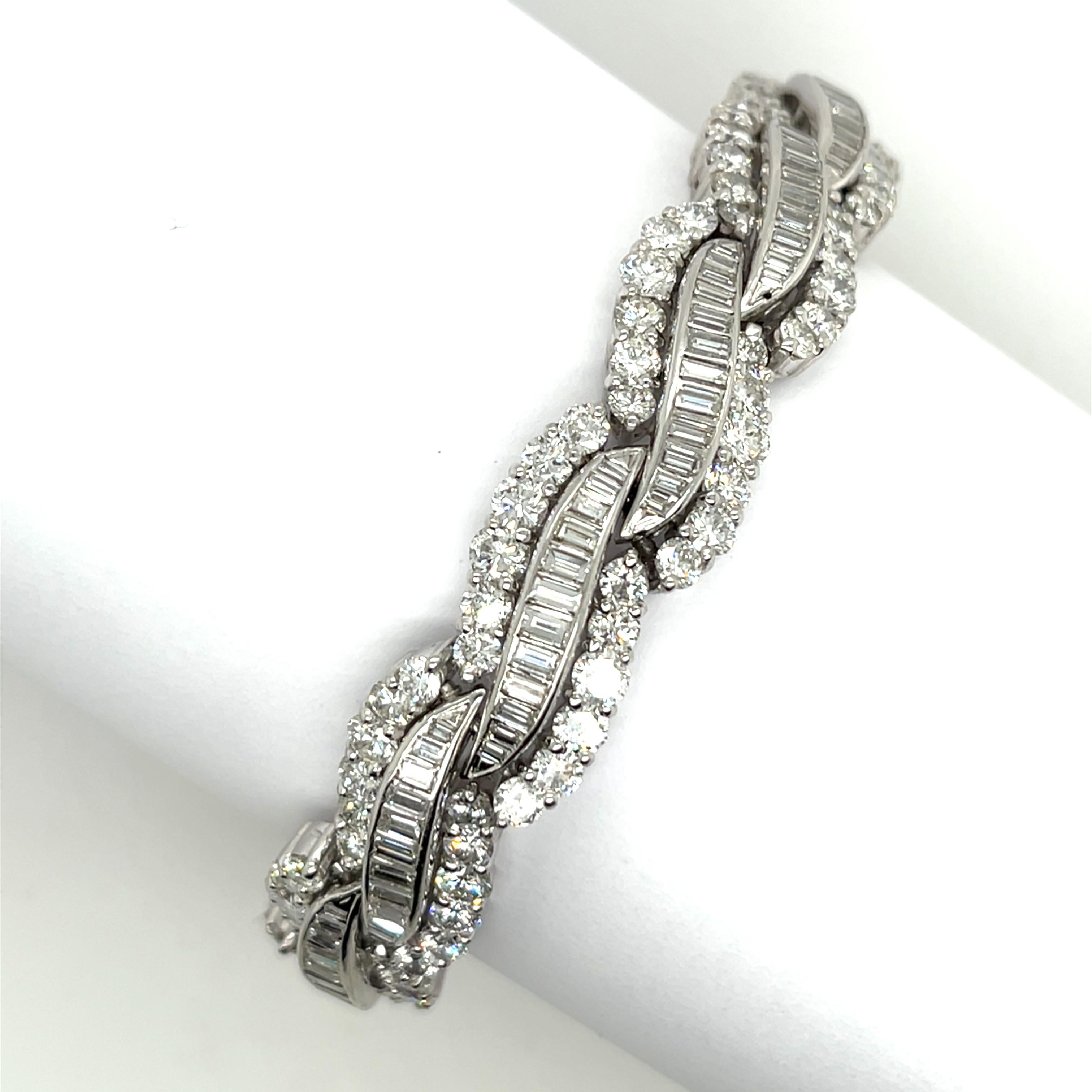 1950-1960' Diamond Bracelet 12.0ct Set In Platinum In Excellent Condition For Sale In London, GB