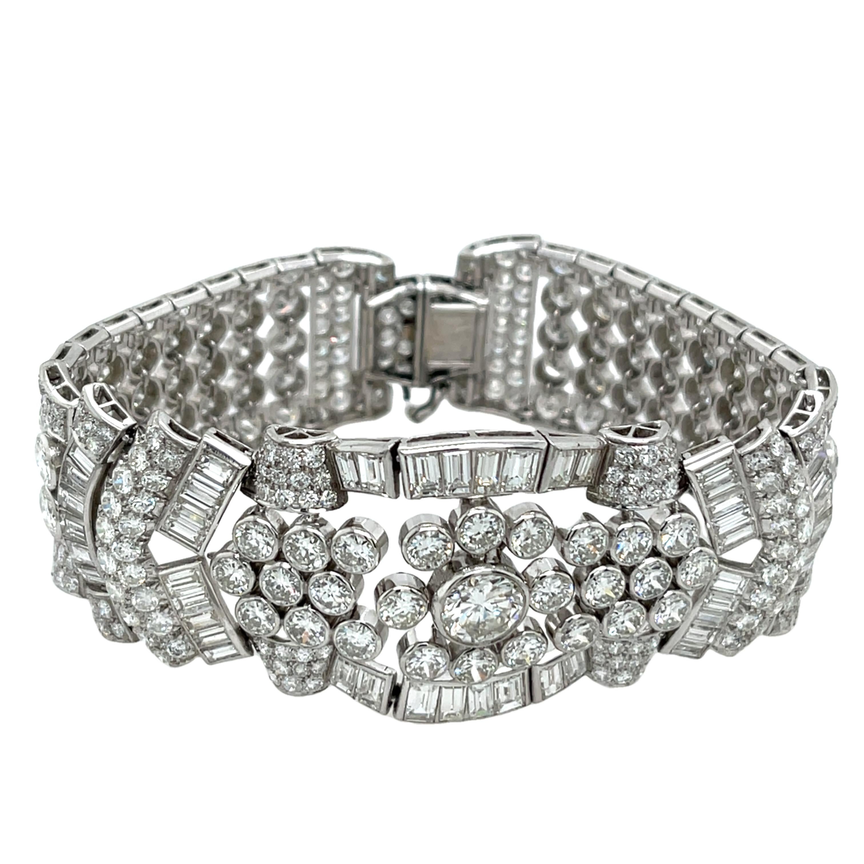 Dieses außergewöhnliche Art-Déco-Armband ist mit 31.40 ct. runden und Baguette-Diamanten besetzt und wurde in Platin gefertigt. Das atemberaubende Design ist ein Beispiel für die luxuriöse Eleganz der Art-déco-Ära, mit seinen komplizierten Details