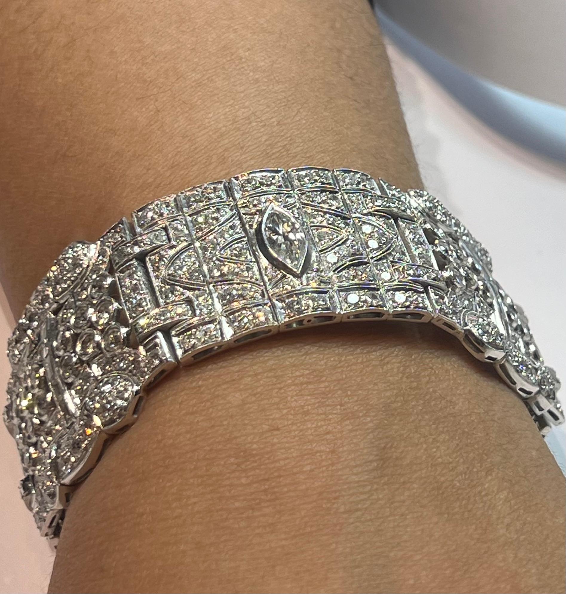 Impresionante pulsera Art Decó de platino, única en su género, con 28 quilates de diamantes naturales VS, incluidos 3 diamantes marquesa en el centro de más de 1 quilate cada uno. Los diamantes centrales tienen un precioso color blanco que oscila
