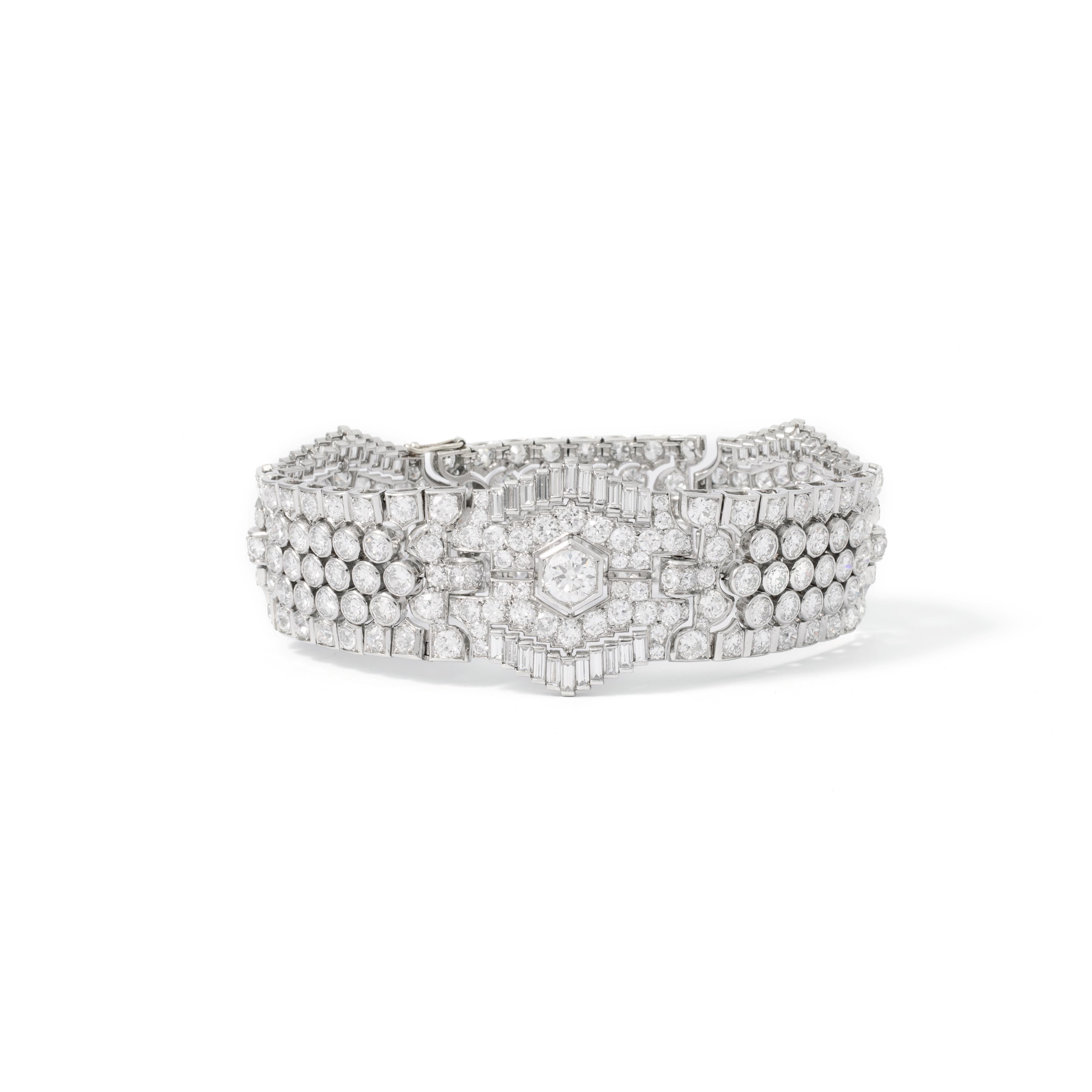 Art Deco Diamond and Platinum Bracelet.
Round cut Diamonds: 12.60 carats.
Baguette cut Diamonds: 5.28 carats.
Length: 18.00 cm.
Width: 2.70 cm.
Gross weight: 53.01 grams.