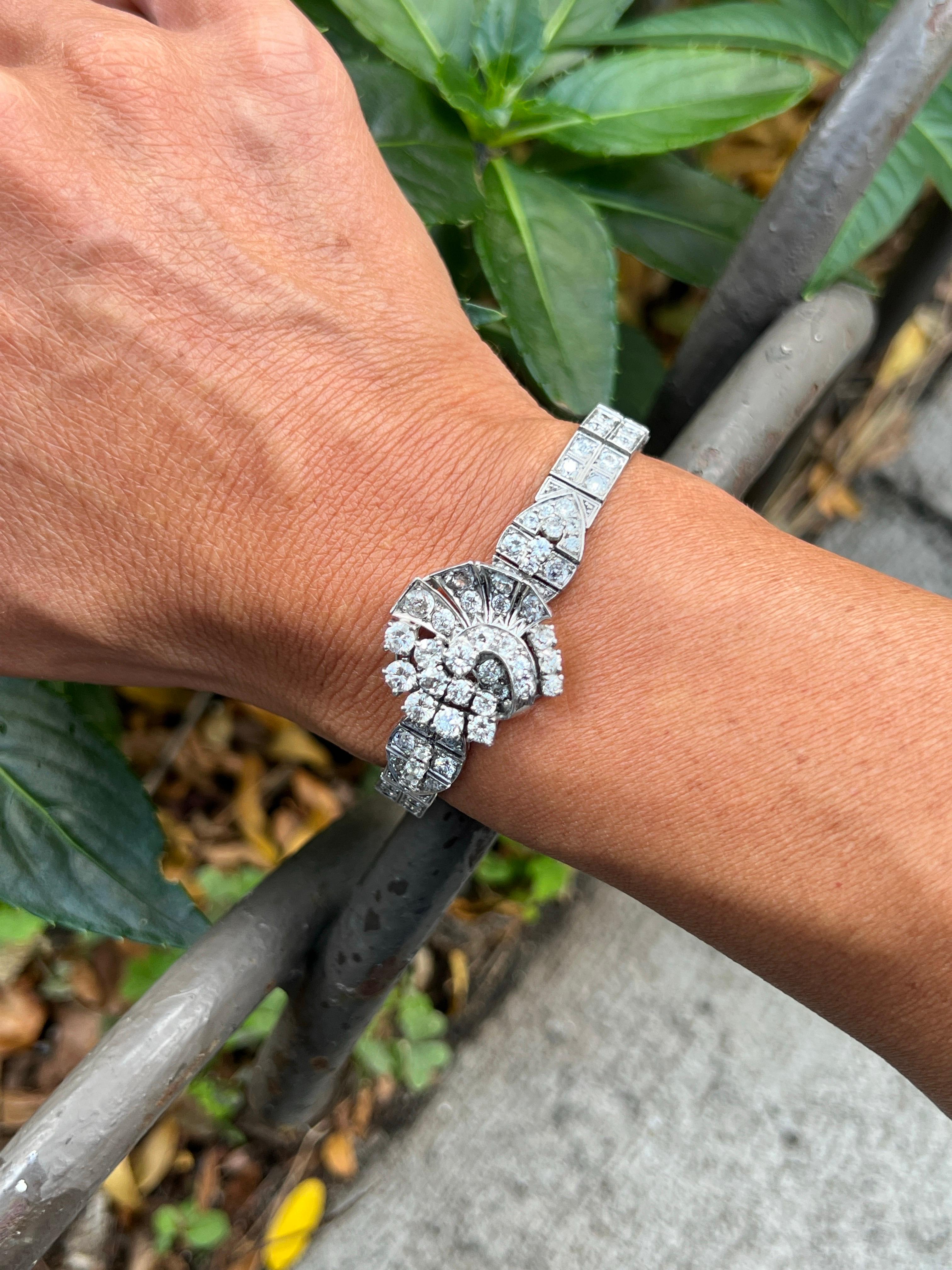 Pulsera de diamantes Art Déco.

Una pulsera con dos filas de diamantes talla antigua con racimo de motivos en abanico en el centro

Medidas: 6,75