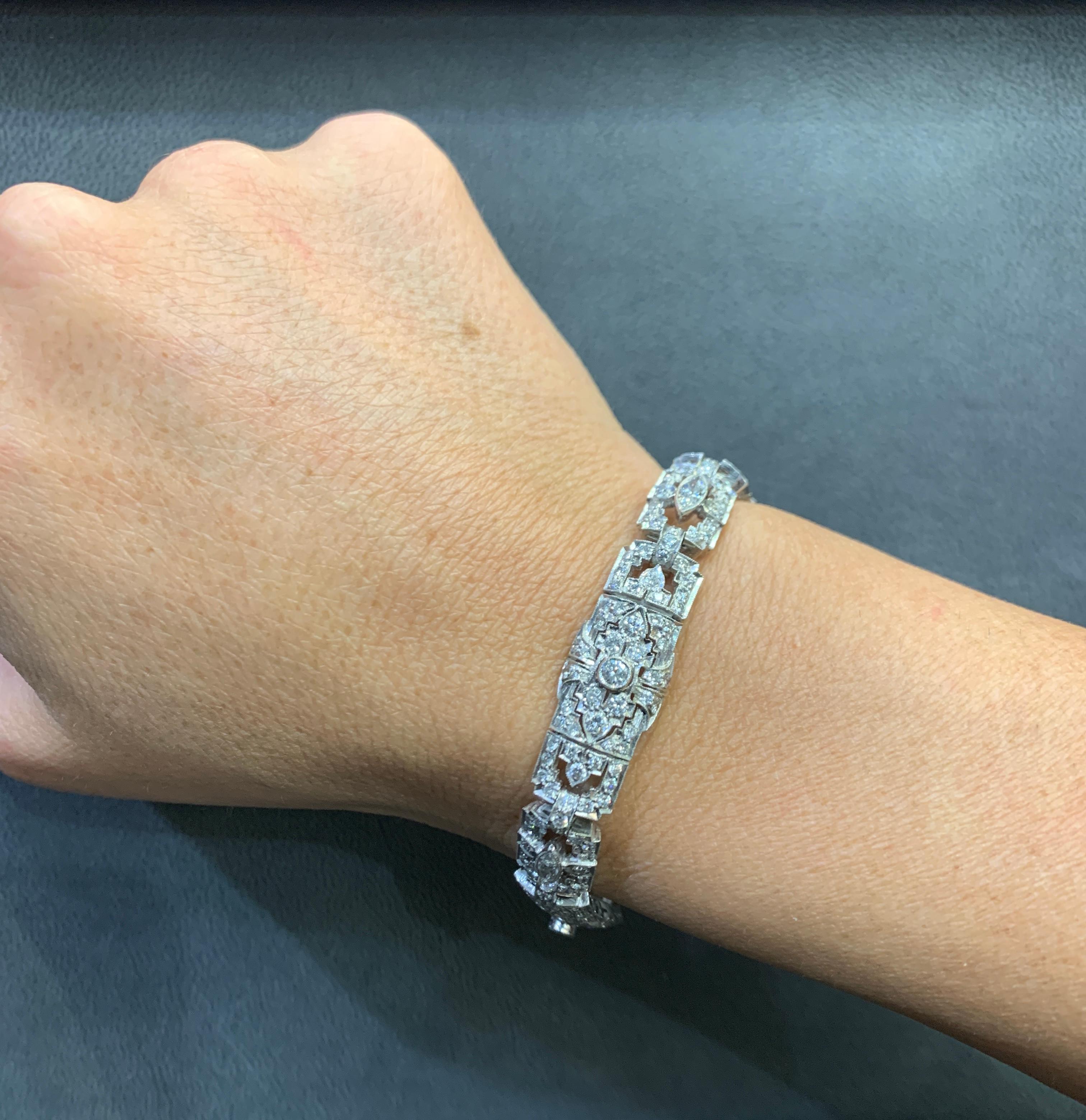 Pulsera de diamantes Art Déco

Una pulsera con diamantes de talla redonda y marquesa.

Peso del diamante: aproximadamente 9,14 quilates 

Medidas: 6,60