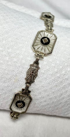 Bracciale Art Deco con diamanti, cristallo di rocca smerigliato, onice nero, oro bianco e filigrana