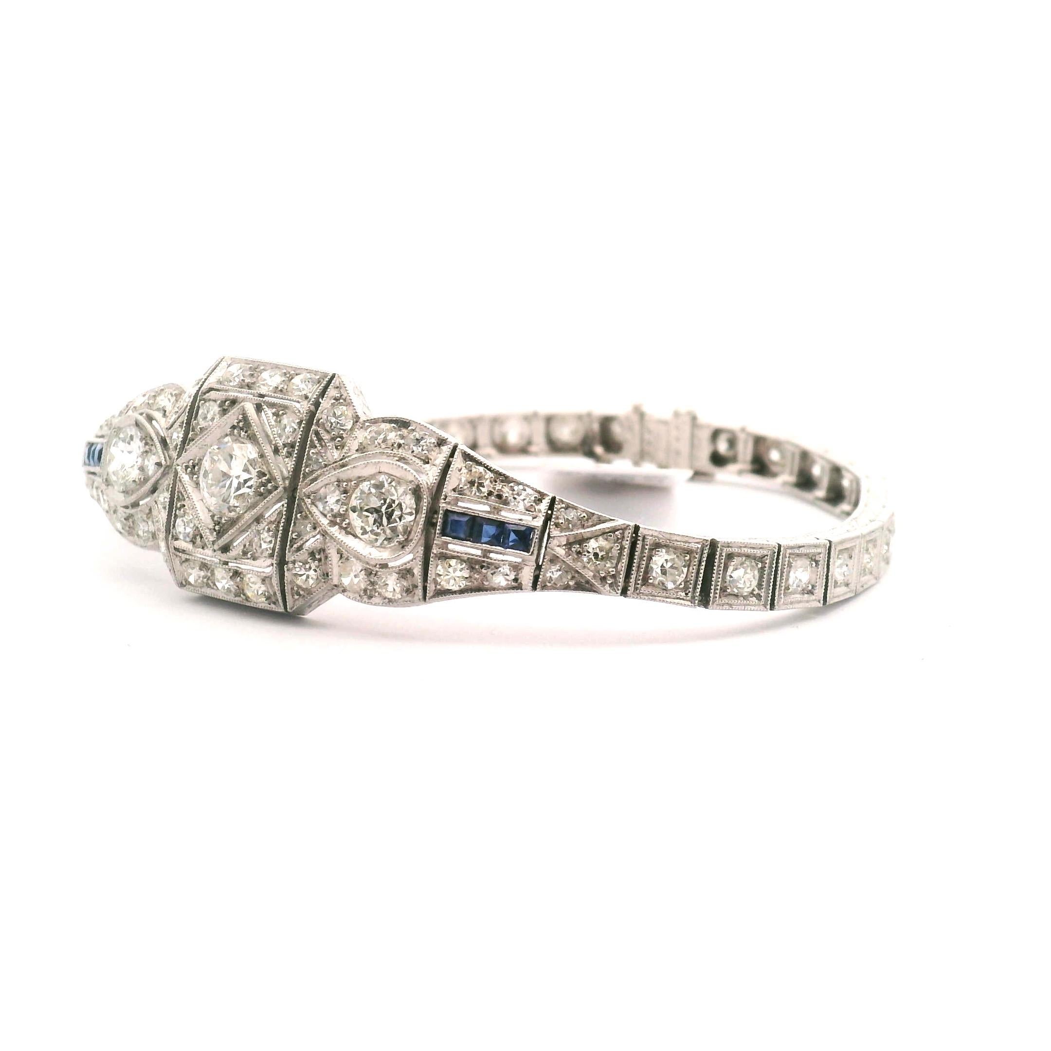 Bracelet déco en diamant avec des diamants anciens de taille euro 

Diamant central .65ct.
Diamants centraux latéraux .40ct. et .35ct.

35-.05ct., 24-.03ct., 14-.01ct., 4-.005ct, 

Le poids total des diamants est d'environ 4,03cttw.

Le degré de