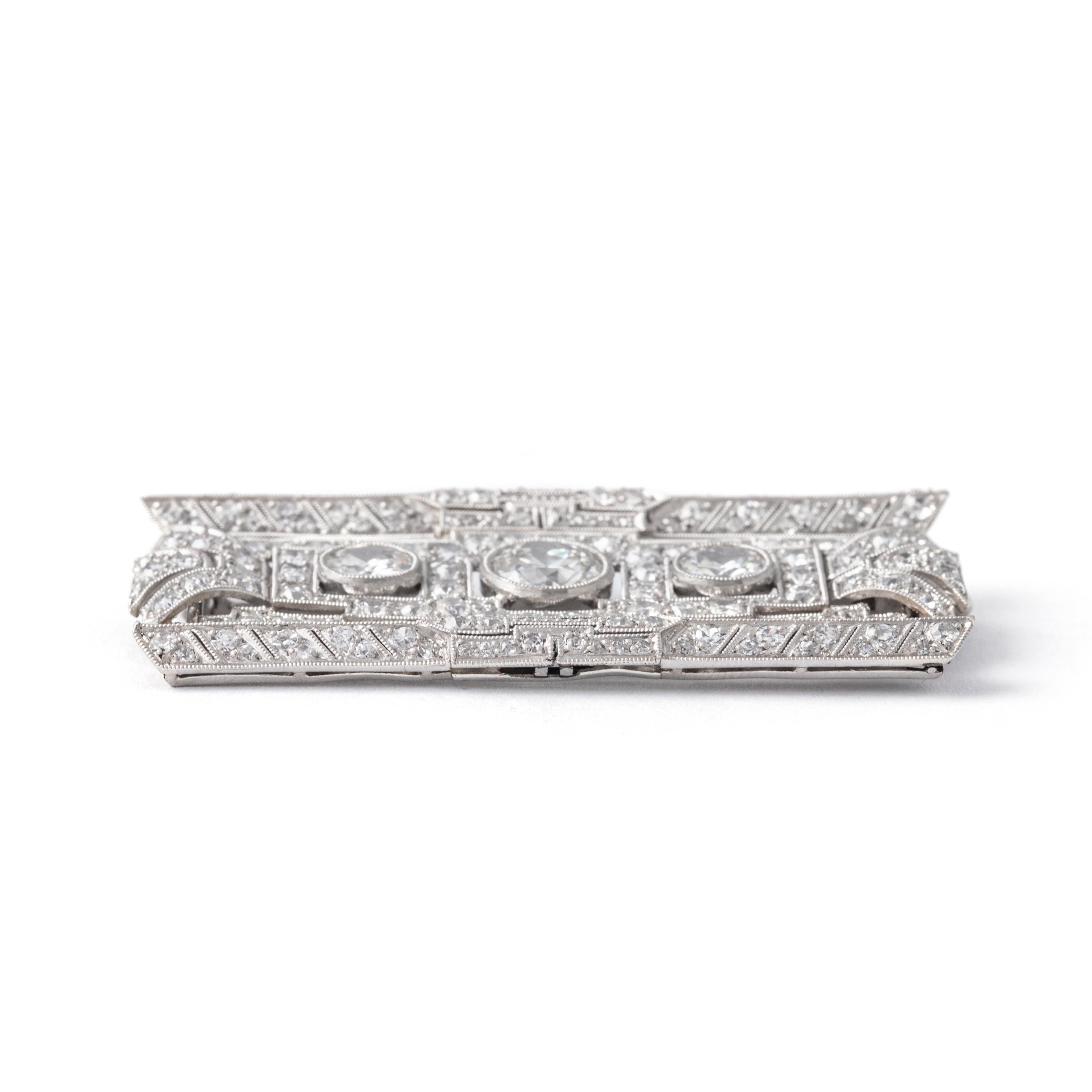 Art Deco Diamant-Brosche. Um 1930.

Gesamtlänge: ca. 4.50 Zentimeter.
Gesamtbreite: ca. 2,30 Zentimeter.

Gesamtgewicht: 13,81 Gramm.
