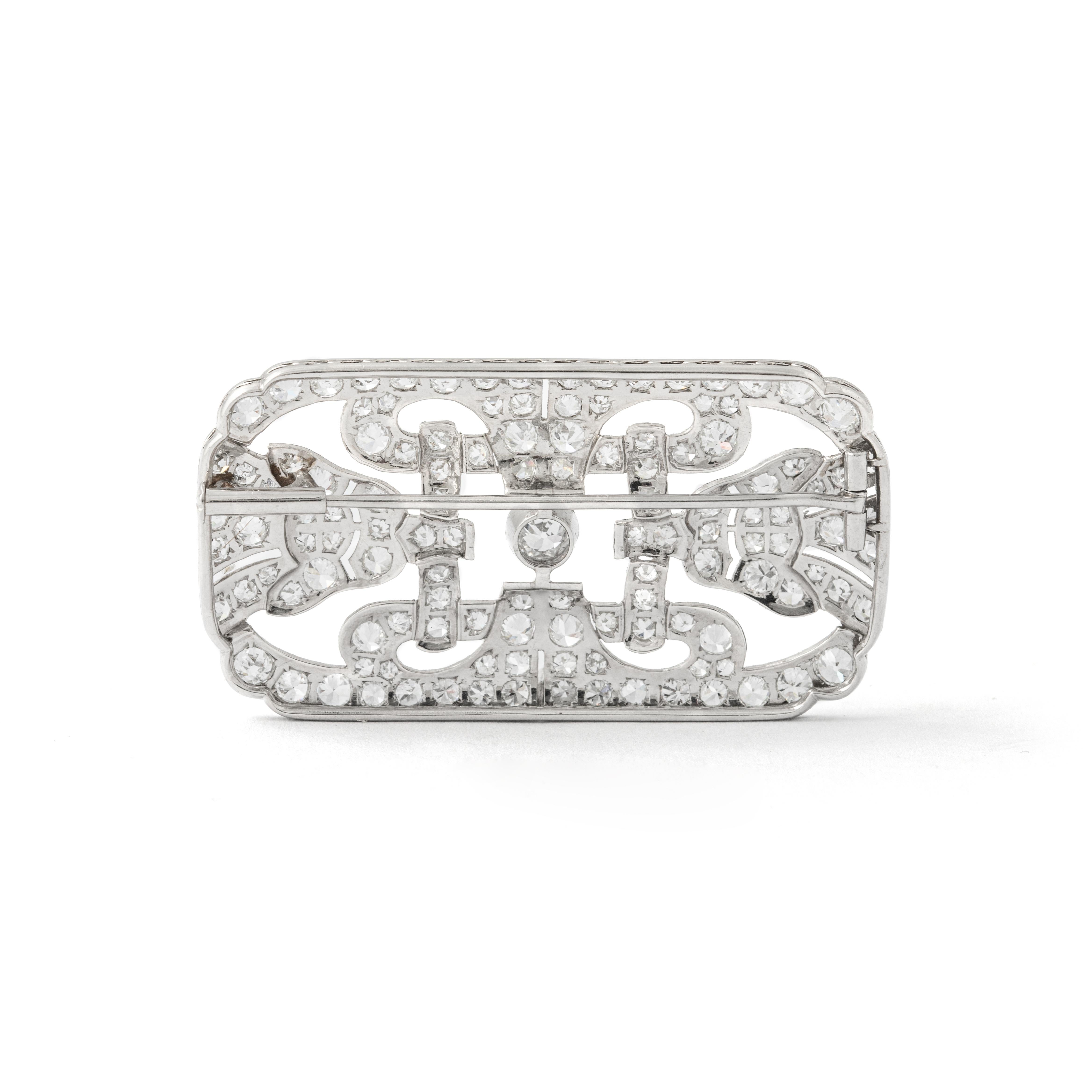 Art Deco Diamant-Brosche.
Um 1930.

Gesamtlänge: ca. 5,00 Zentimeter / 1,97 Zoll.
Gesamtbreite: ca. 2,80 Zentimeter / 1,10 Zoll.

Gesamtgewicht: 13,18 Gramm.
