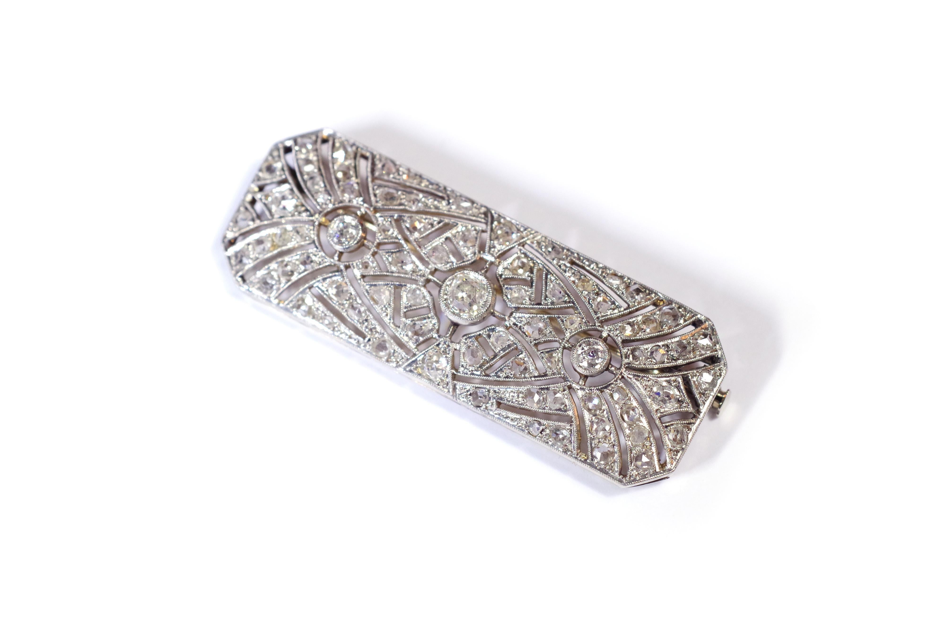 Art Deco diamond brooch in platinum and 18 karat white gold. With its straight geometric lines and openwork design, this octagonal brooch is in keeping with the typical trends of the Art Deco period. It is representative of the white jewellery that