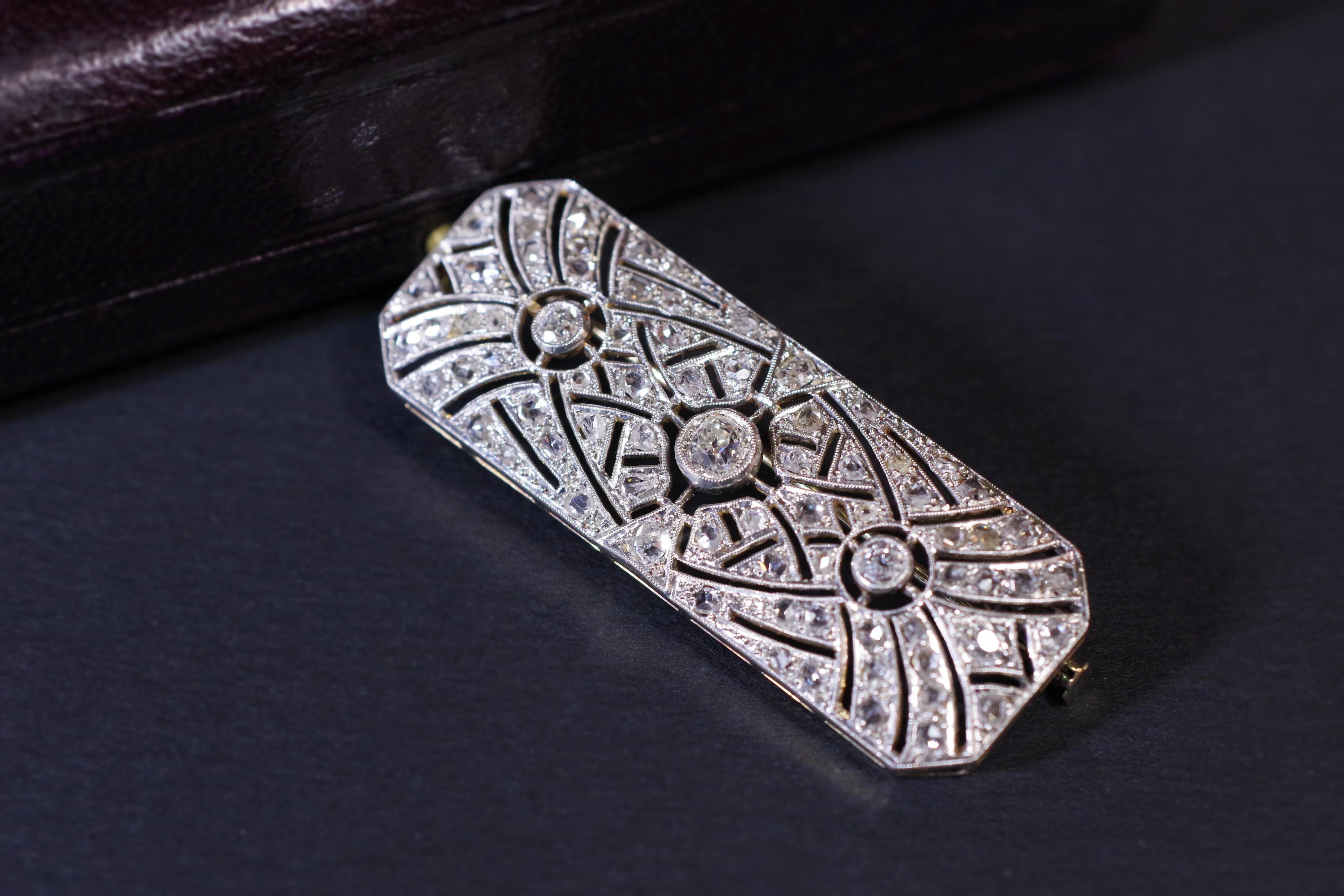 Art Deco Diamond Brooch in Platinum and 18 Karat White Gold For Sale 3
