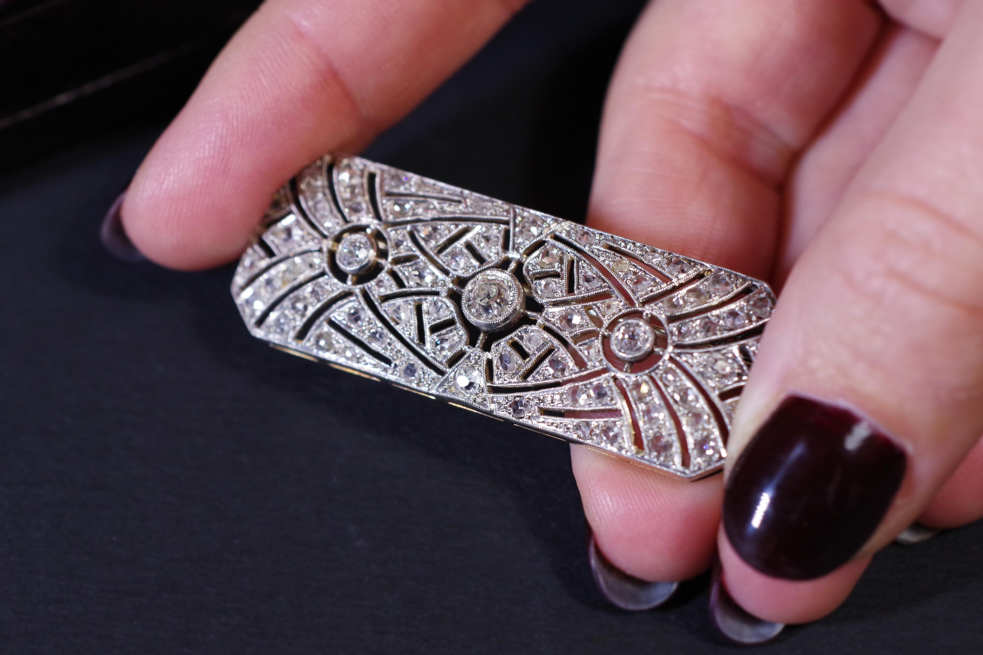 Art Deco Diamond Brooch in Platinum and 18 Karat White Gold For Sale 4