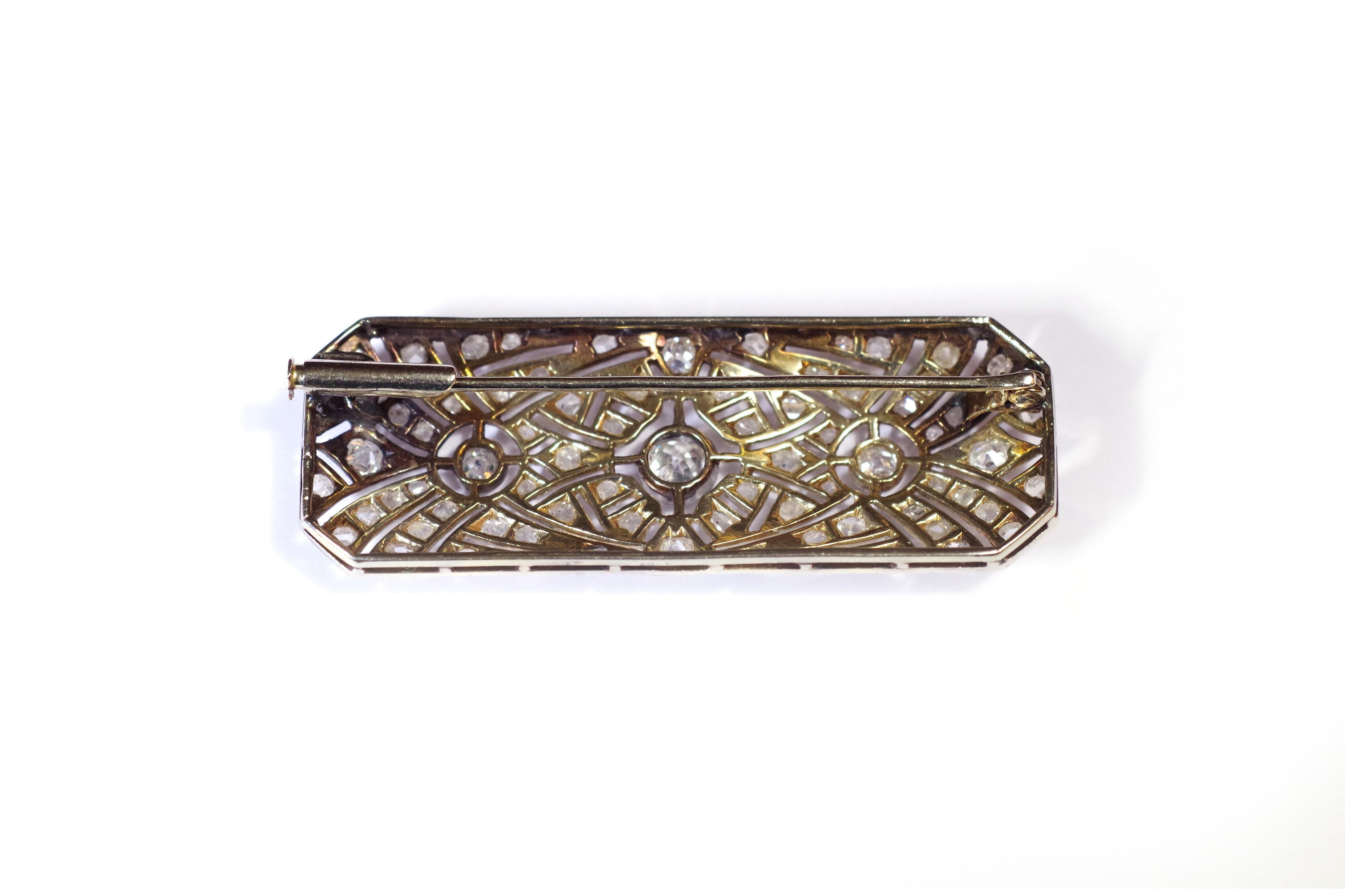 Art Deco Diamond Brooch in Platinum and 18 Karat White Gold In Fair Condition For Sale In PARIS, FR