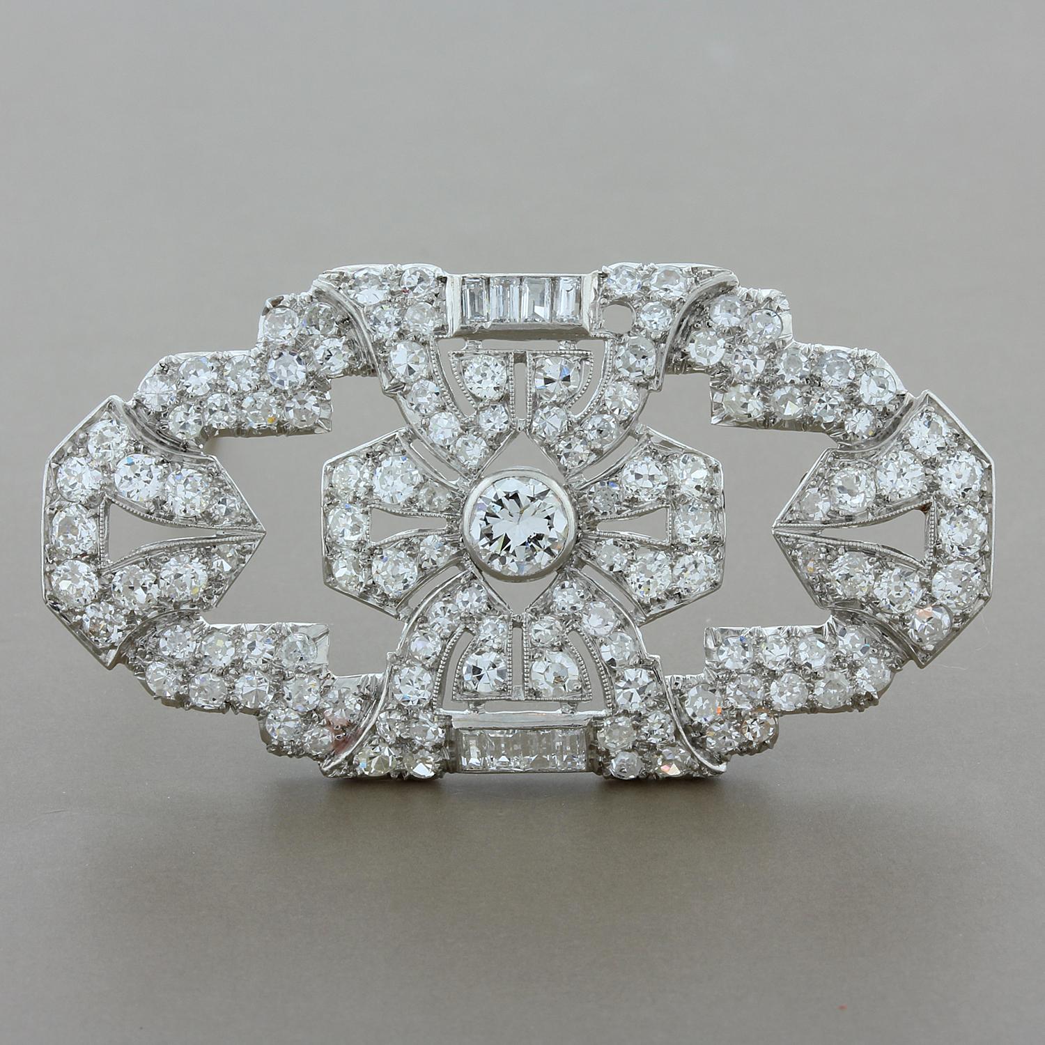 Une broche art-déco avec 8,60 carats de diamants de taille européenne. Un design intemporel des années 1920, une broche qui va bien avec n'importe quelle tenue, sertie en platine avec une broche en or jaune 18K.

Longueur de la broche : 2