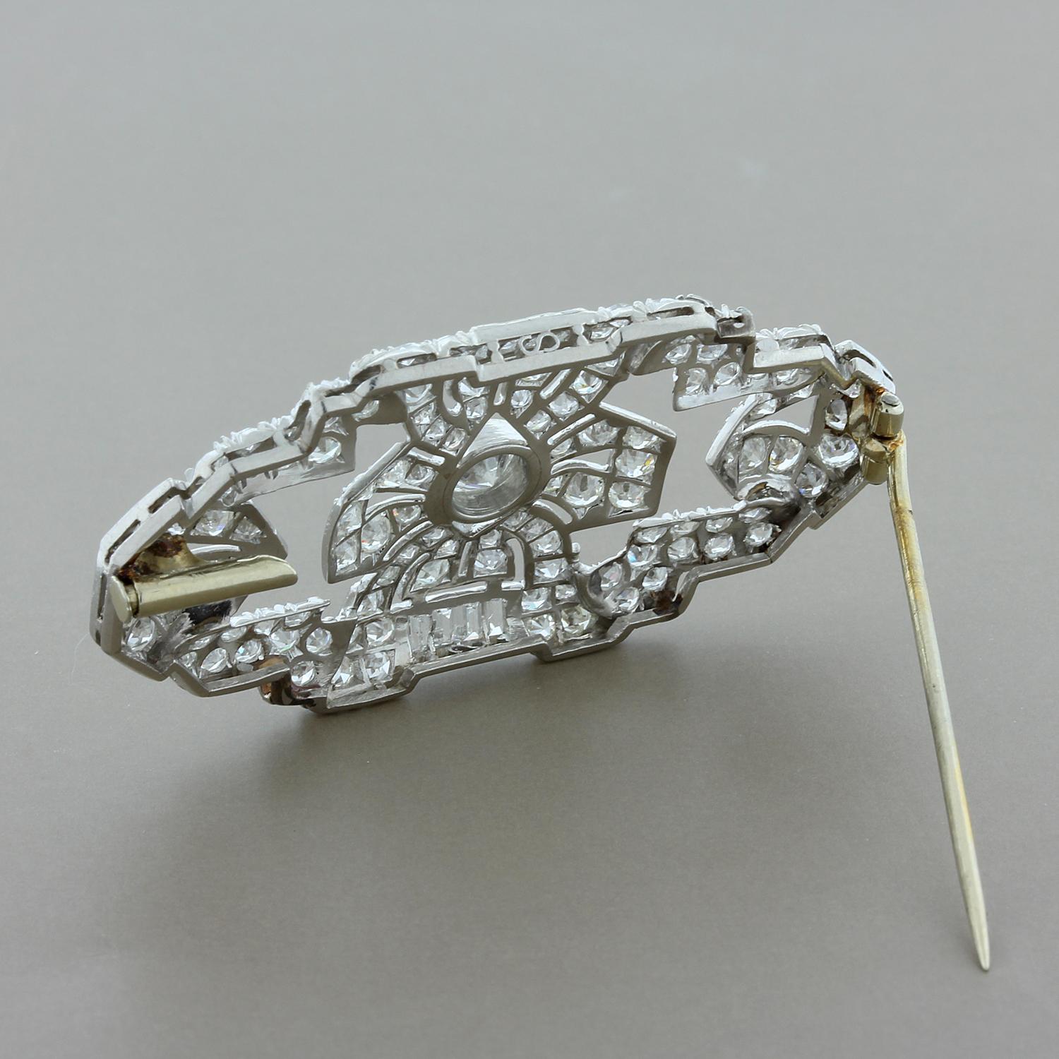 Art Deco Diamond Brooch in Platinum and Gold In Excellent Condition For Sale In Beverly Hills, CA