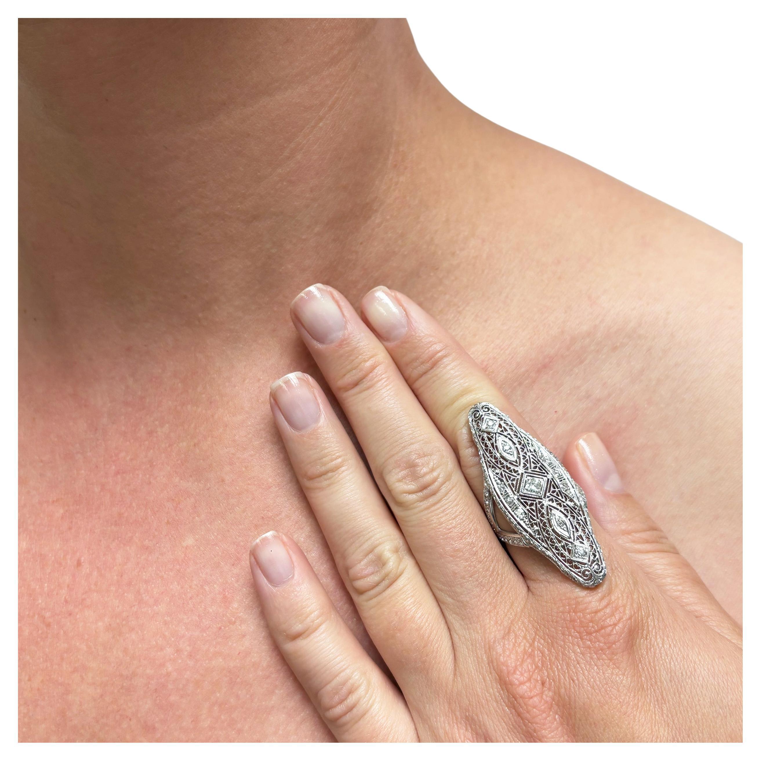 Diamantbrosche im Art déco-Stil, umgestaltet als Paradizia-Ring im Angebot