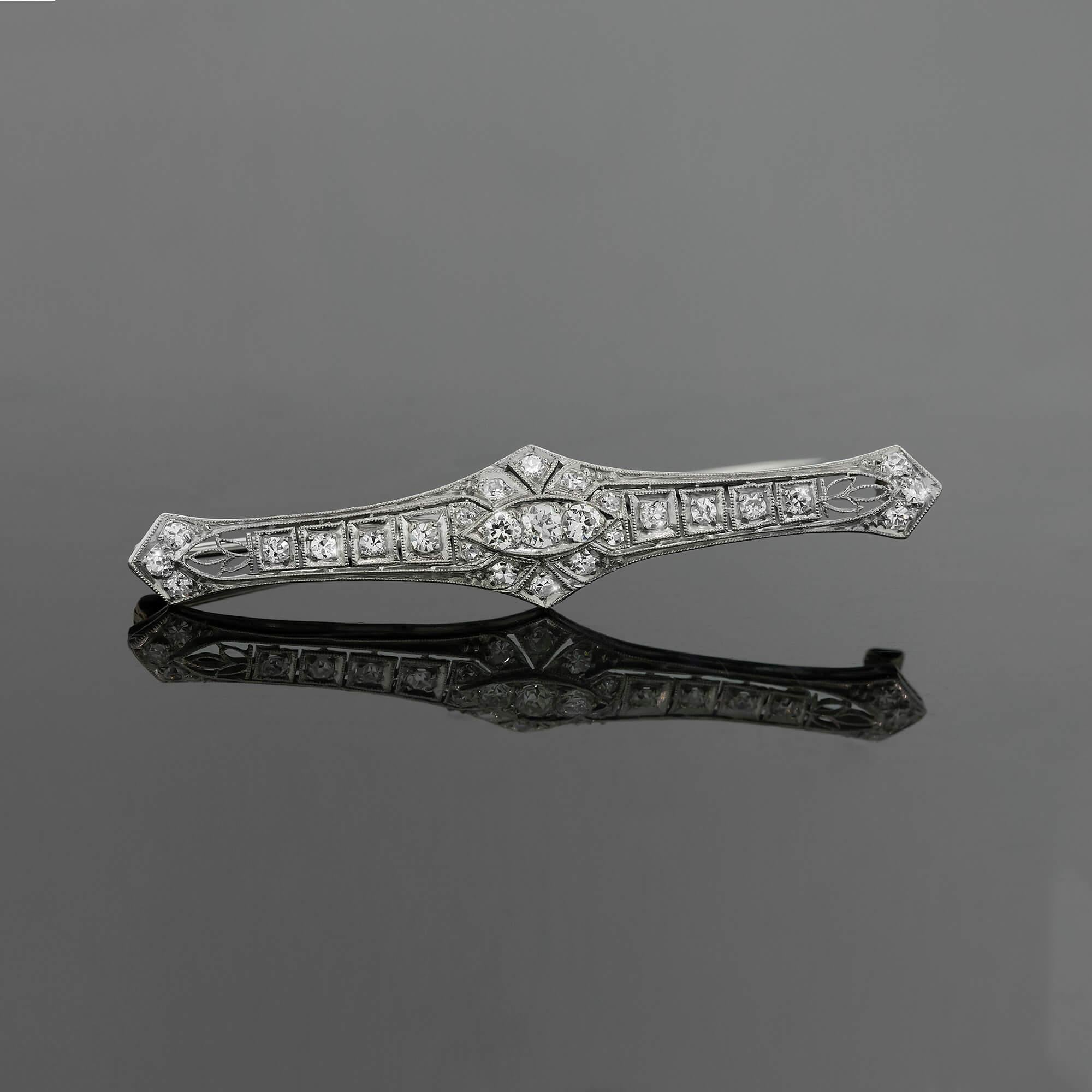 Diamantbrosche im Art déco-Stil mit 0,95 Karat Diamanten. Circa 1920-1930''s. Platin. (Rundschliff) im Angebot