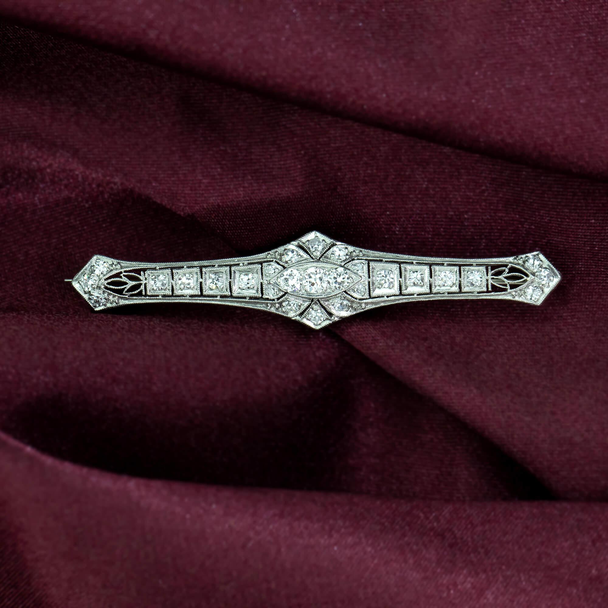 Round Cut Art Deco Diamond Brooch with 0.95ct of Diamonds, Circa 1920-1930's, Platinum For Sale