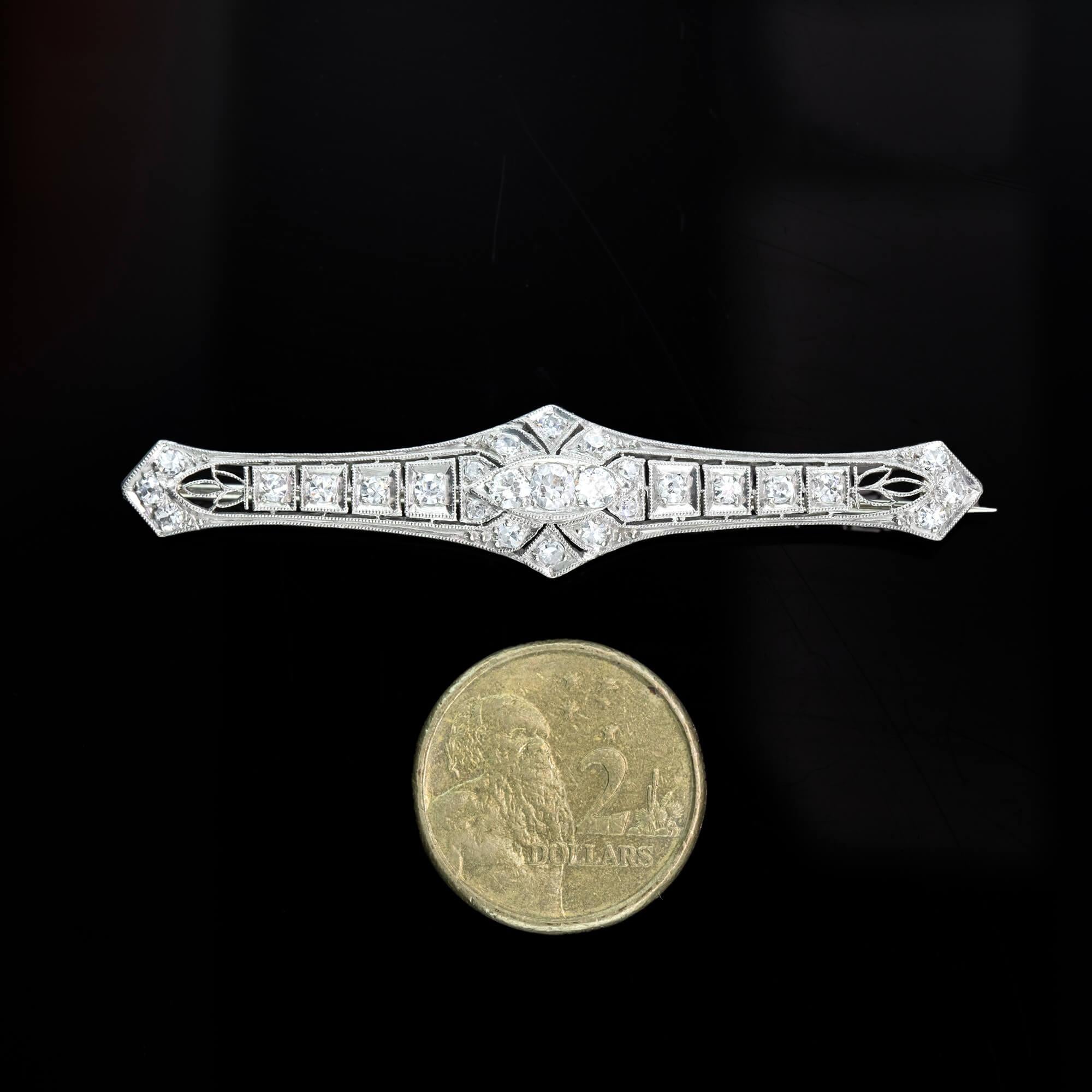 Broche Art déco en diamants avec 0,95 ct de diamants. Circa 1920-1930' s. Platine. Bon état - En vente à ADELAIDE, SA