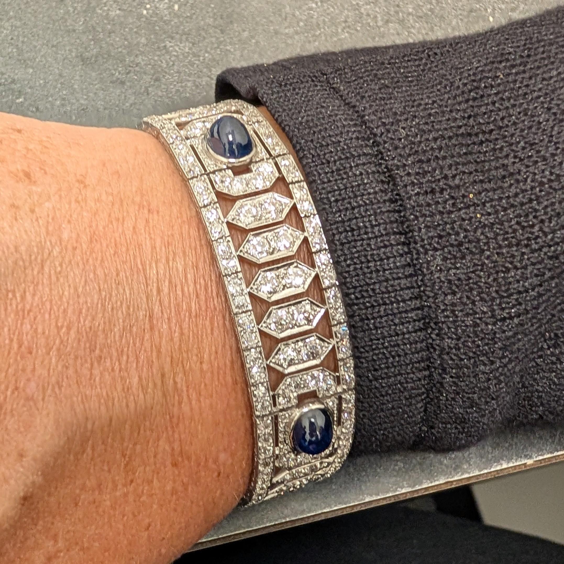 Il design intricato e regale di questo bracciale presenta quattro zaffiri cabochon di colore blu reale intenso, traslucidi e ben lucidati, circondati da splendidi diamanti disegnati, tutti incastonati nel platino.


