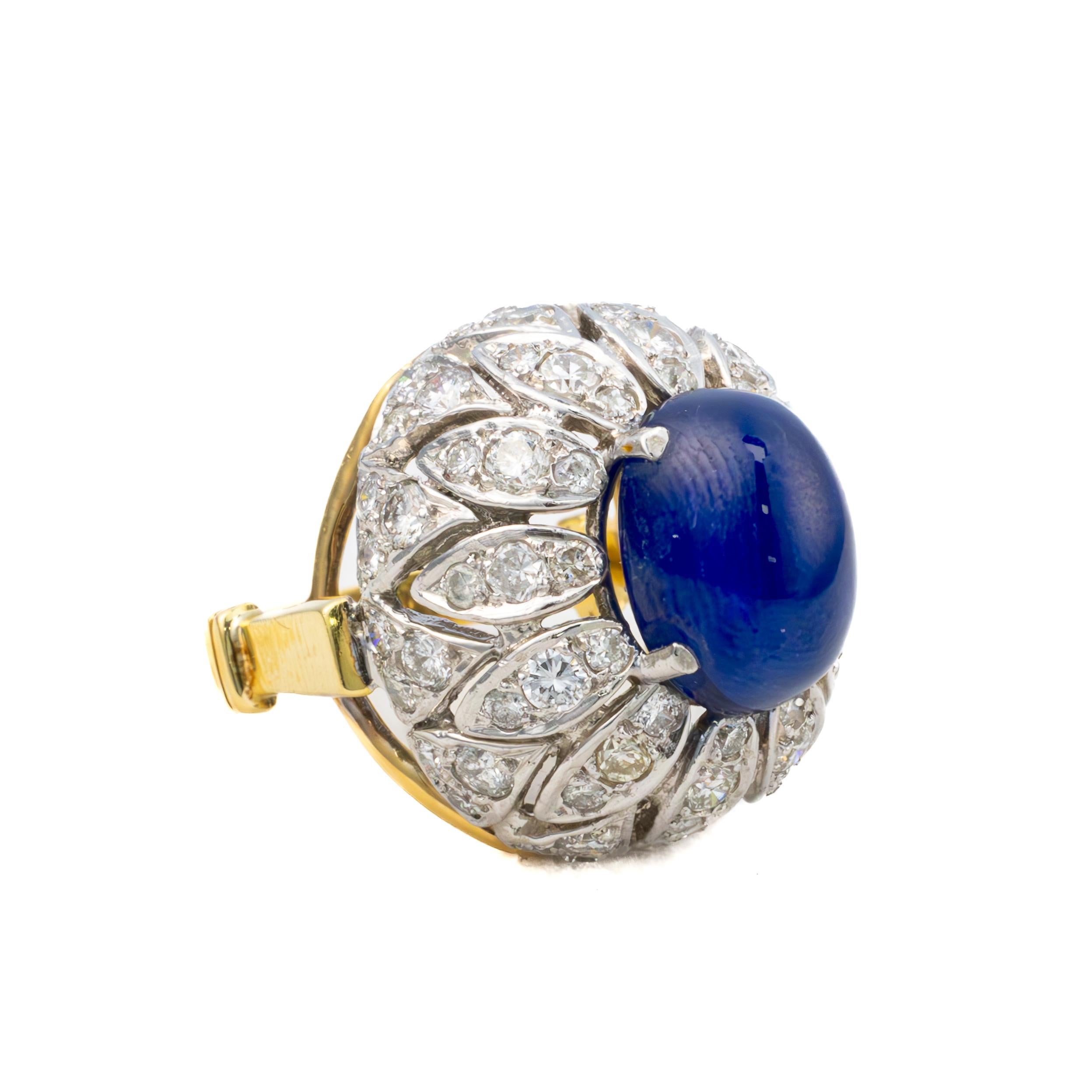 Anello Art Déco con diamante e zaffiro cabochon

Descrizione:
Un anello di grande effetto, incentrato su uno zaffiro ovale cabochon di colore blu intenso, montato in una montatura in platino e oro. Lo zaffiro è incorniciato da un contorno smerlato