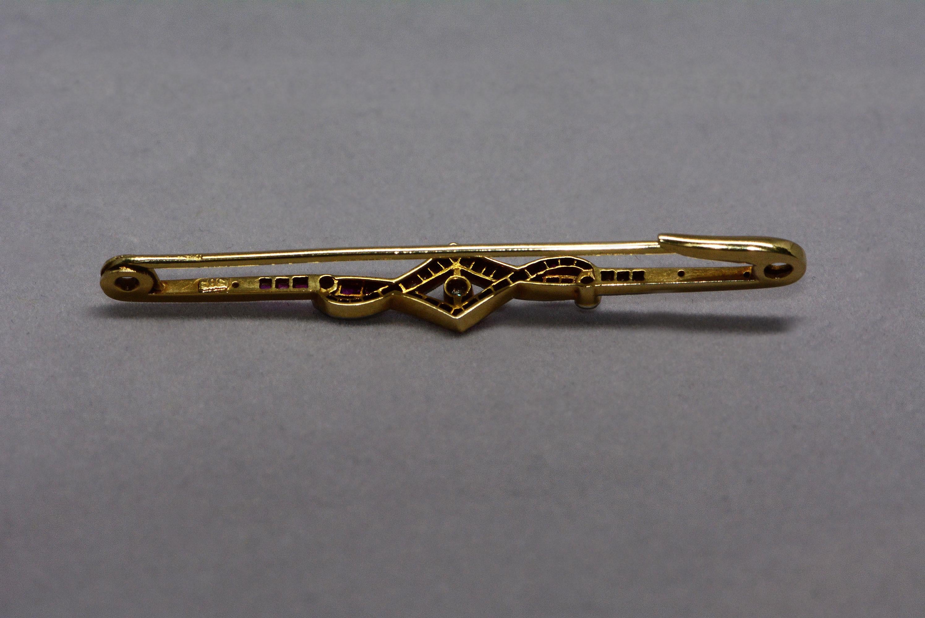 Art Deco Diamond Calibre Cut Ruby Platinum and Yellow Gold Bar Pin In Excellent Condition For Sale In Aurora, Ontario