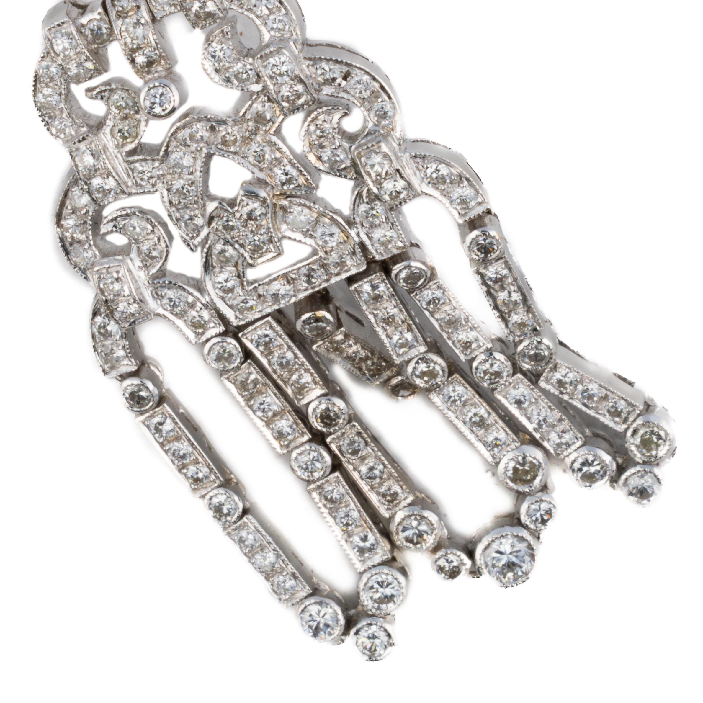 Boucles d'oreilles chandelier Art déco à diamants

Description :

 Une paire de boucles d'oreilles chandelier Art Déco en or blanc, serties de diamants européens anciens et de diamants taille unique dans un design architectural ornemental. Ces
