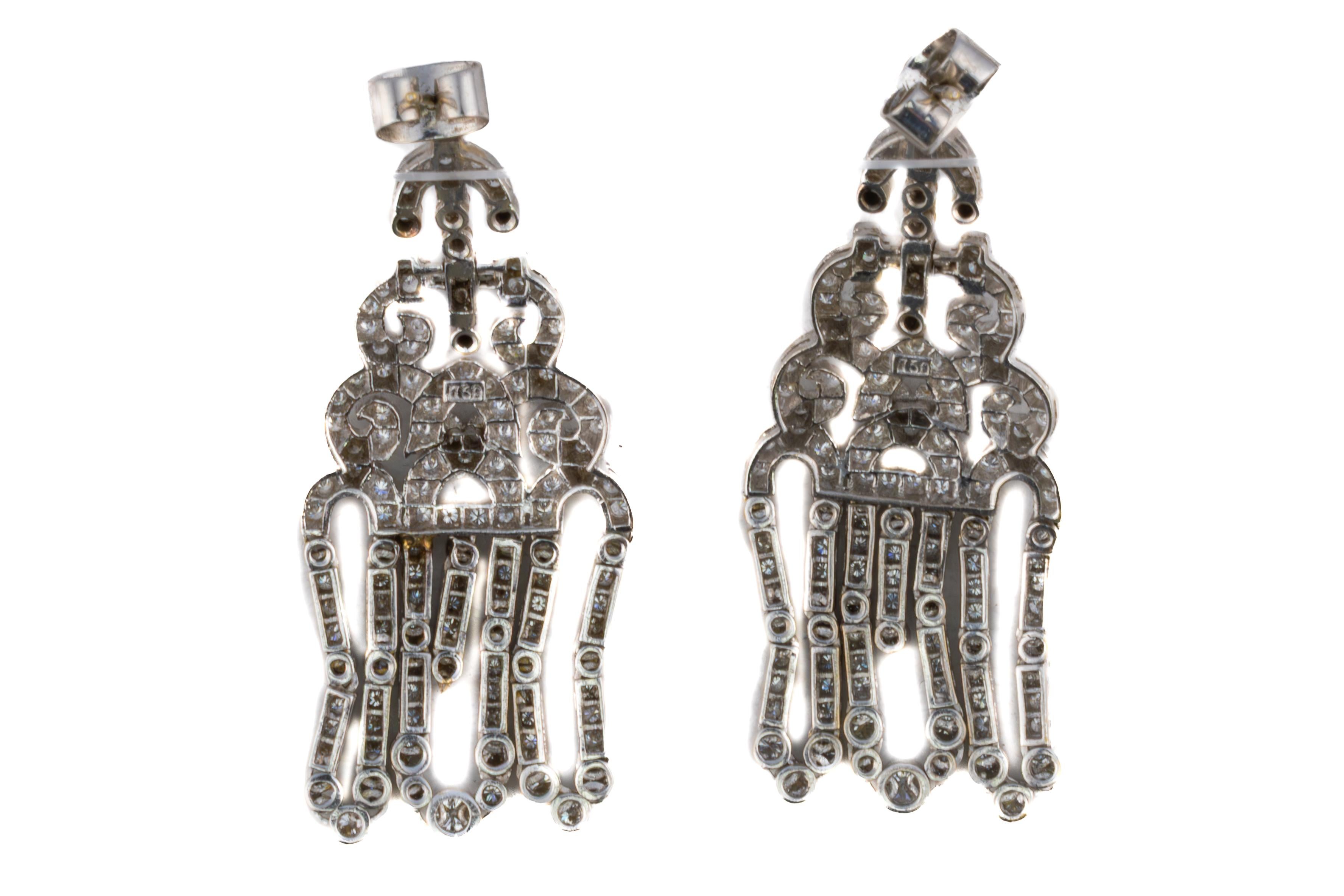 Taille ronde Boucles d'oreilles chandelier Art déco à diamants en vente