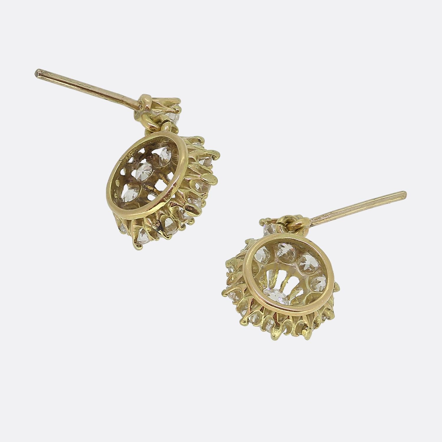 Ecco un bellissimo paio di orecchini risalenti ai primi anni del 1900. Gli orecchini sono caratterizzati da diamanti bianchi brillanti di taglio antico incastonati a grappolo. La sezione a grappolo si muove liberamente sotto il diamante superiore