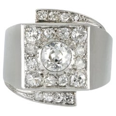 Vintage Art Deco diamond cluster ring, circa 1930.