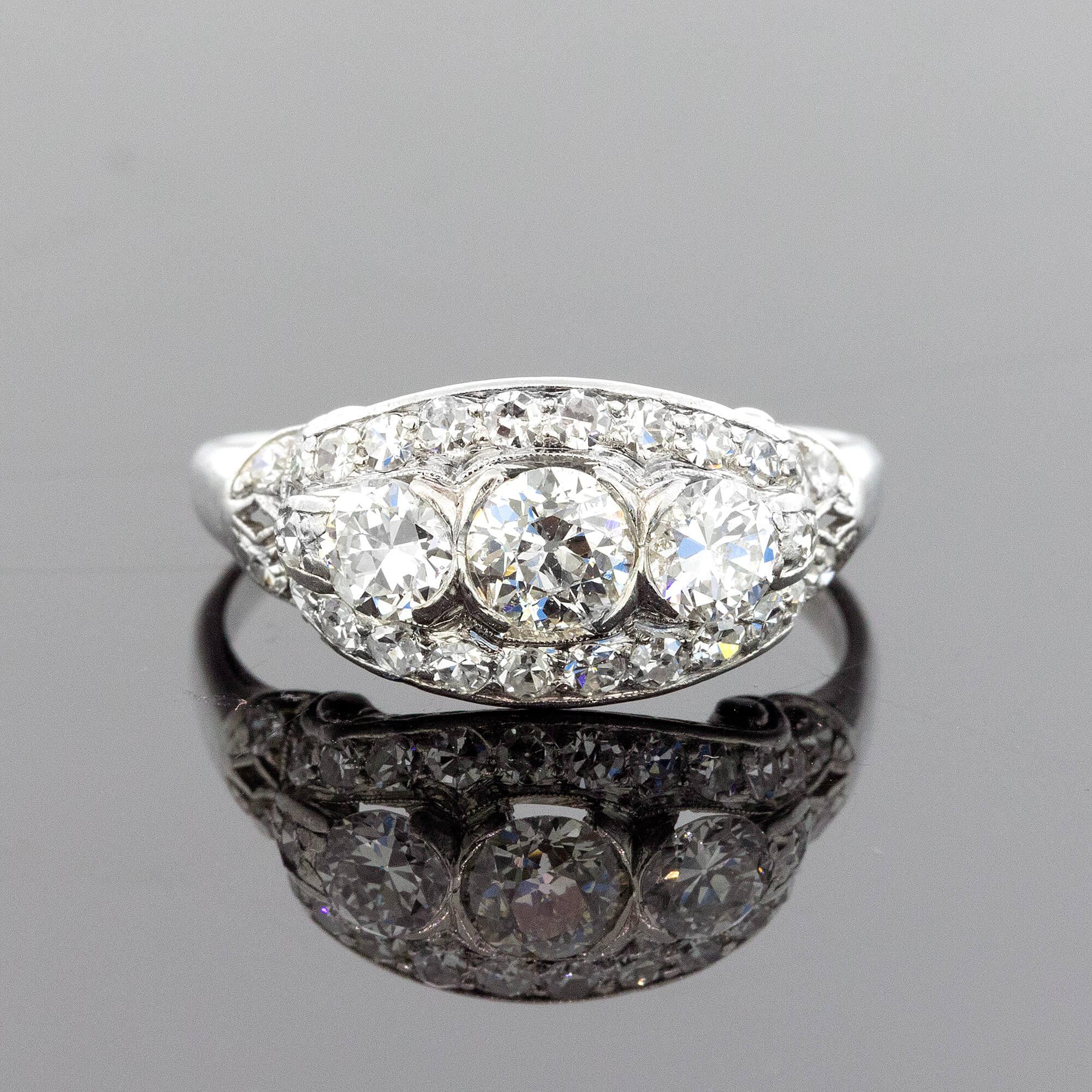 Art Deco Diamant-Cluster-Ring Circa 1930er Jahre (Rundschliff) im Angebot