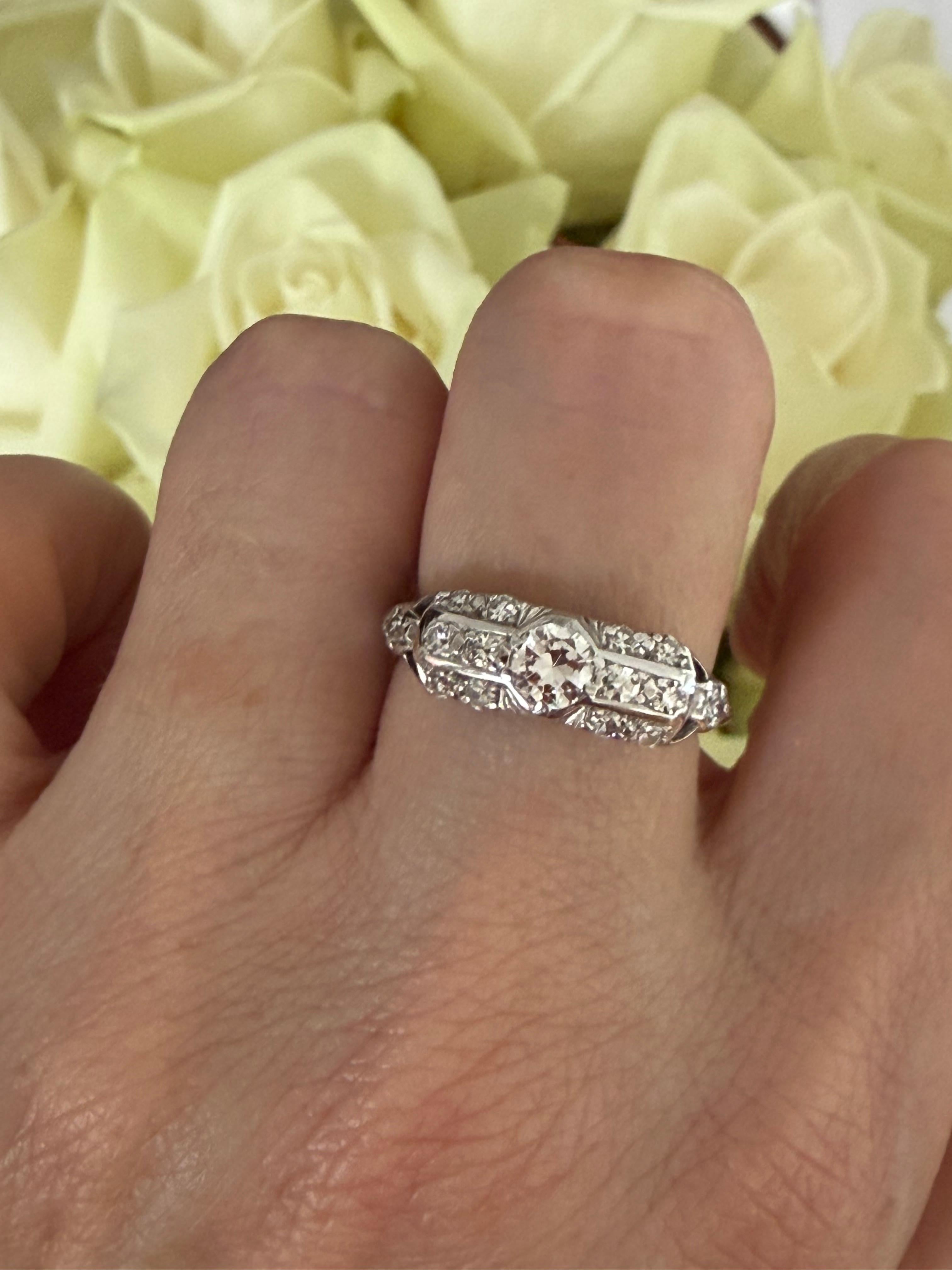 Anello Art Deco con diamanti a grappolo in vendita 4