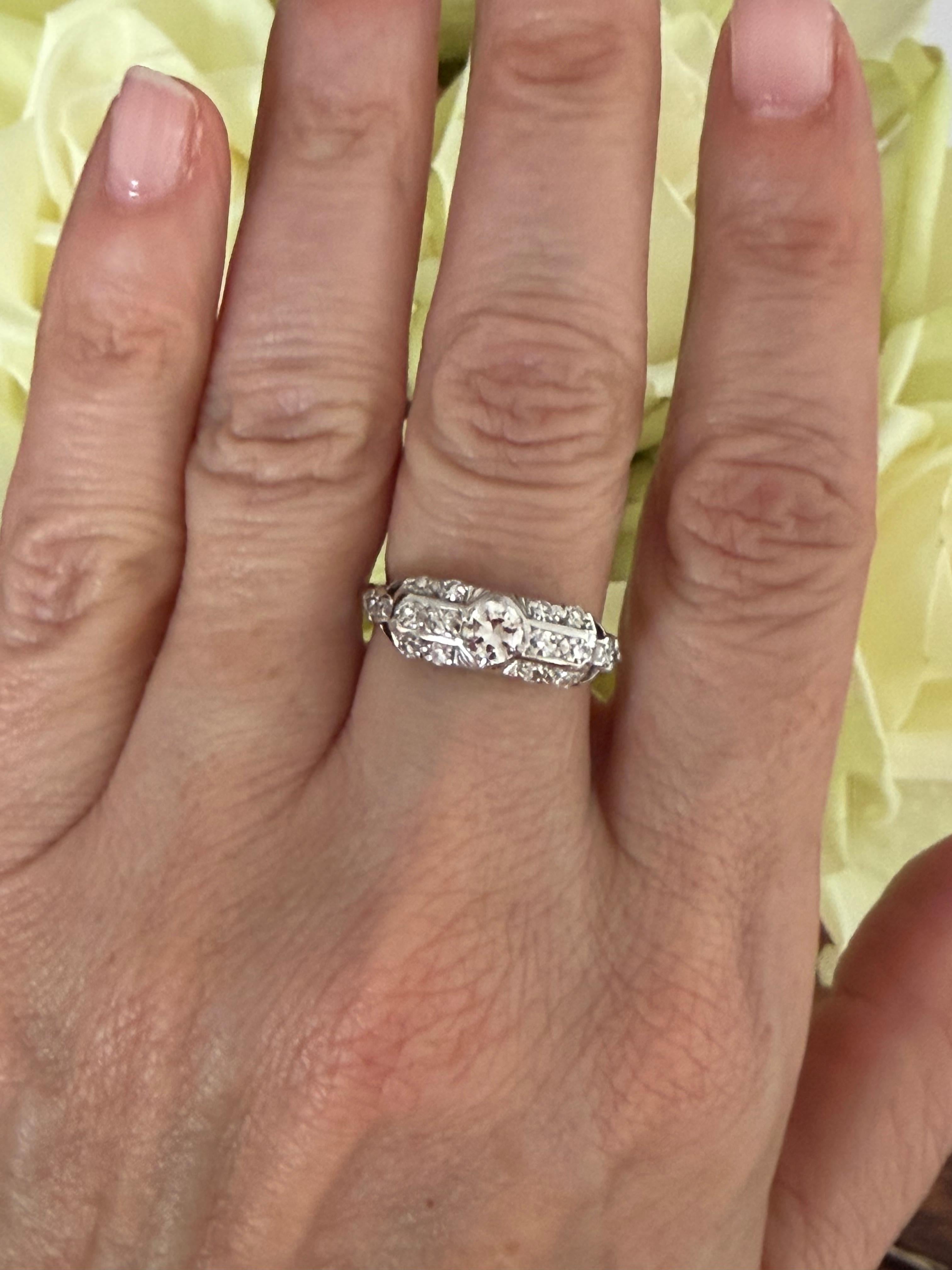 Anello Art Deco con diamanti a grappolo in vendita 5