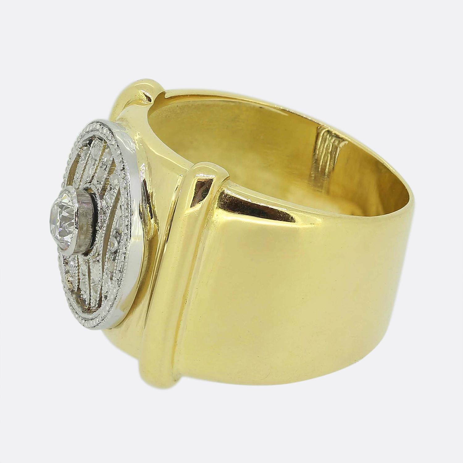Ecco un elegante anello a grappolo di diamanti realizzato durante l'apice del movimento Art Déco. Questo pezzo mette in mostra un singolo diamante rotondo sfaccettato taglio old mine che si trova leggermente rialzato al centro del viso su uno sfondo