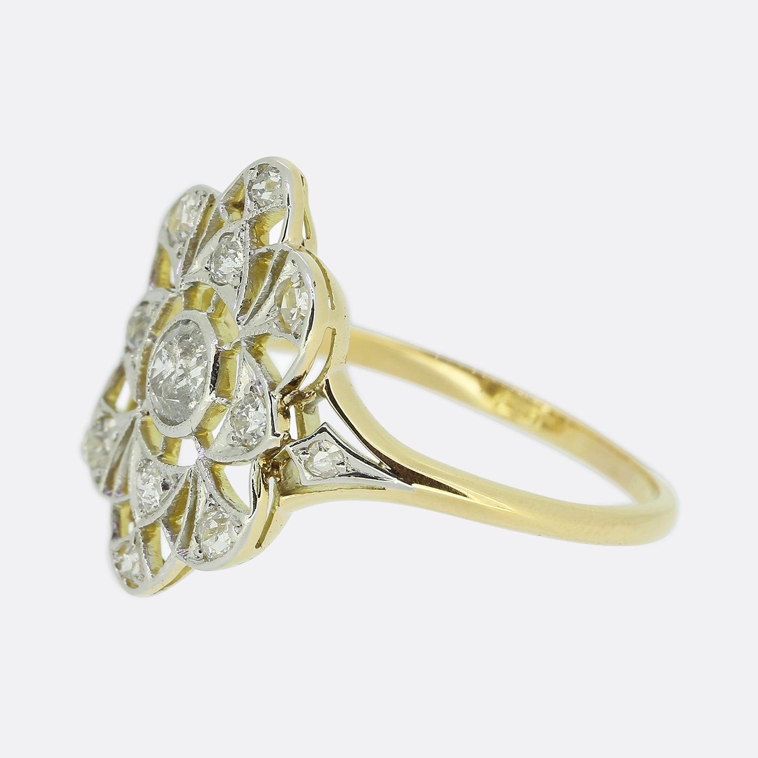 Qui abbiamo un anello a grappolo con diamanti meravigliosamente lavorato, risalente al periodo Art Deco. Un singolo diamante rotondo sfaccettato di taglio europeo antico si trova al centro del quadrante. Una cornice aperta in platino è stata