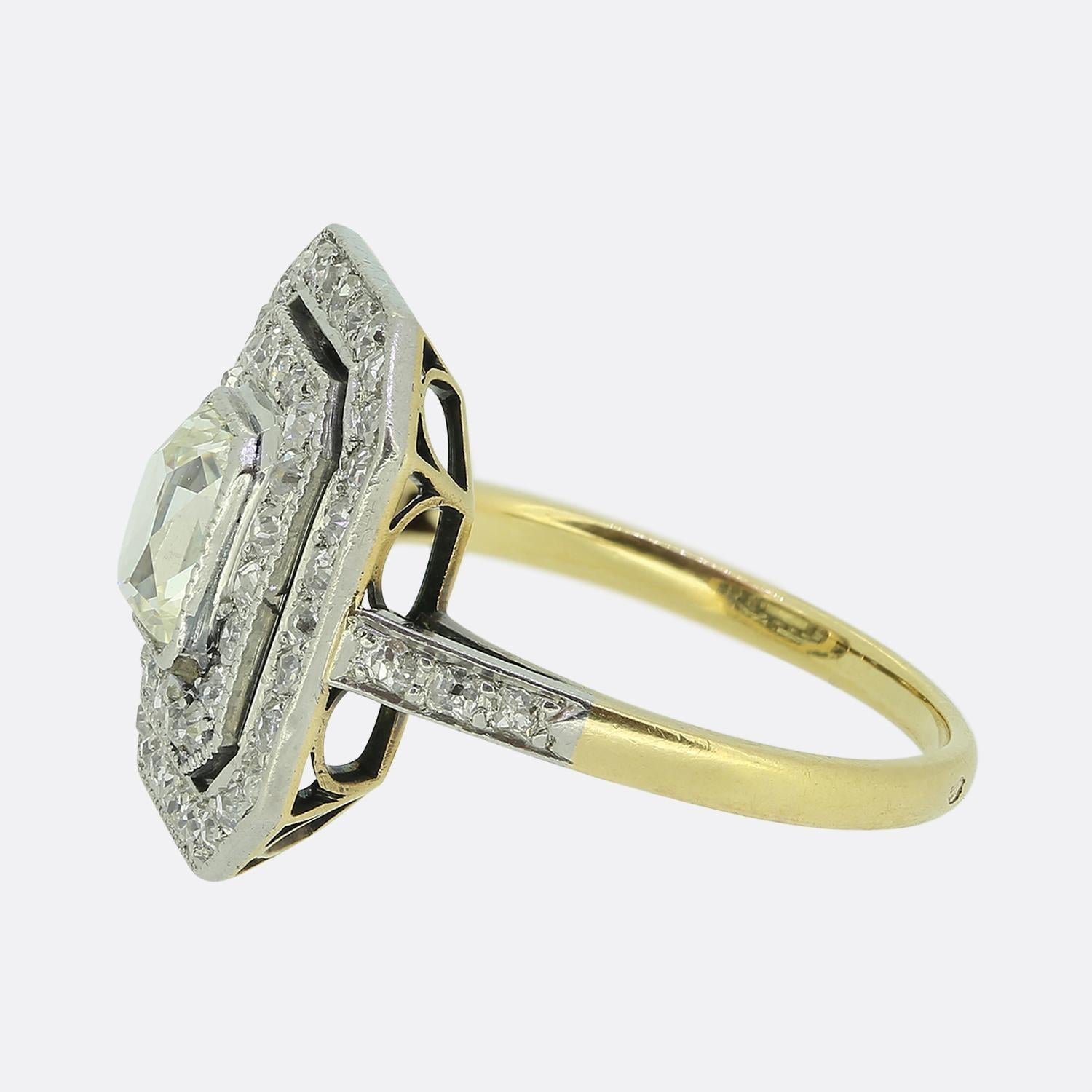 Ecco un delizioso anello con diamanti a grappolo realizzato in un'epoca in cui lo stile Art Déco continuava a rivoluzionare il design mondiale. Questo pezzo scintillante è caratterizzato da un vecchio diamante ovale sfaccettato al centro della