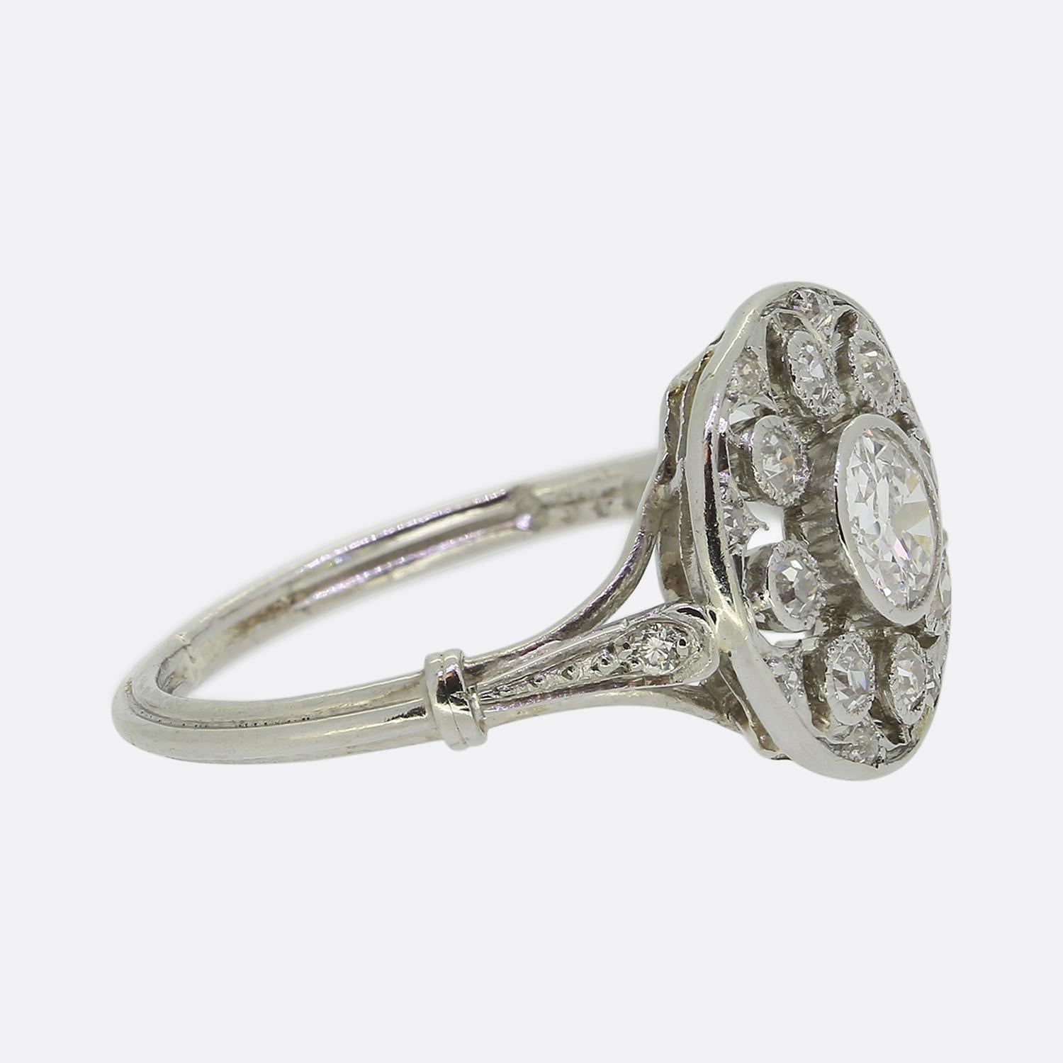 Art Deco Diamant-Cluster-Ring mit Diamanten (Art déco) im Angebot