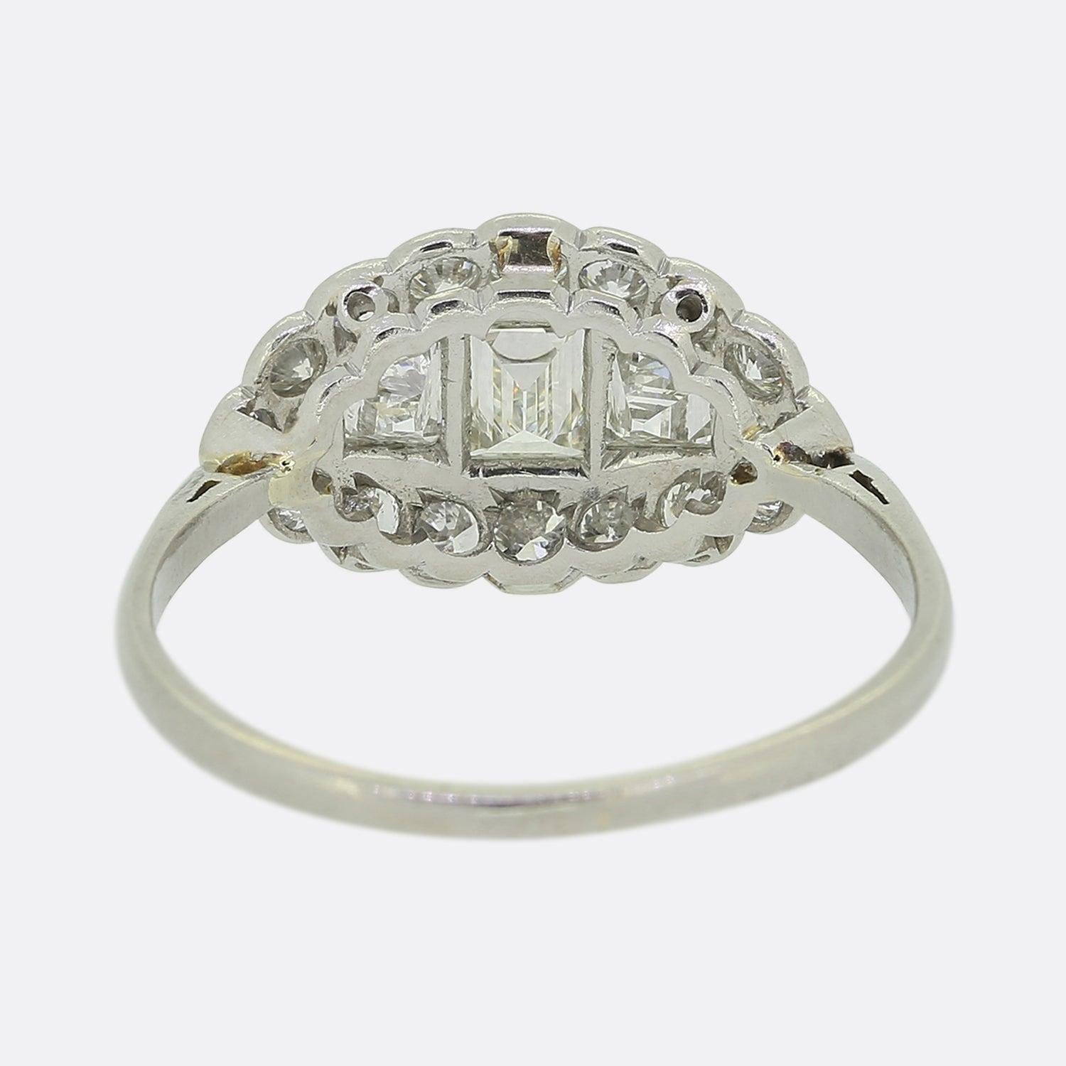 Taglio smeraldo Anello Art Deco con diamanti a grappolo in vendita