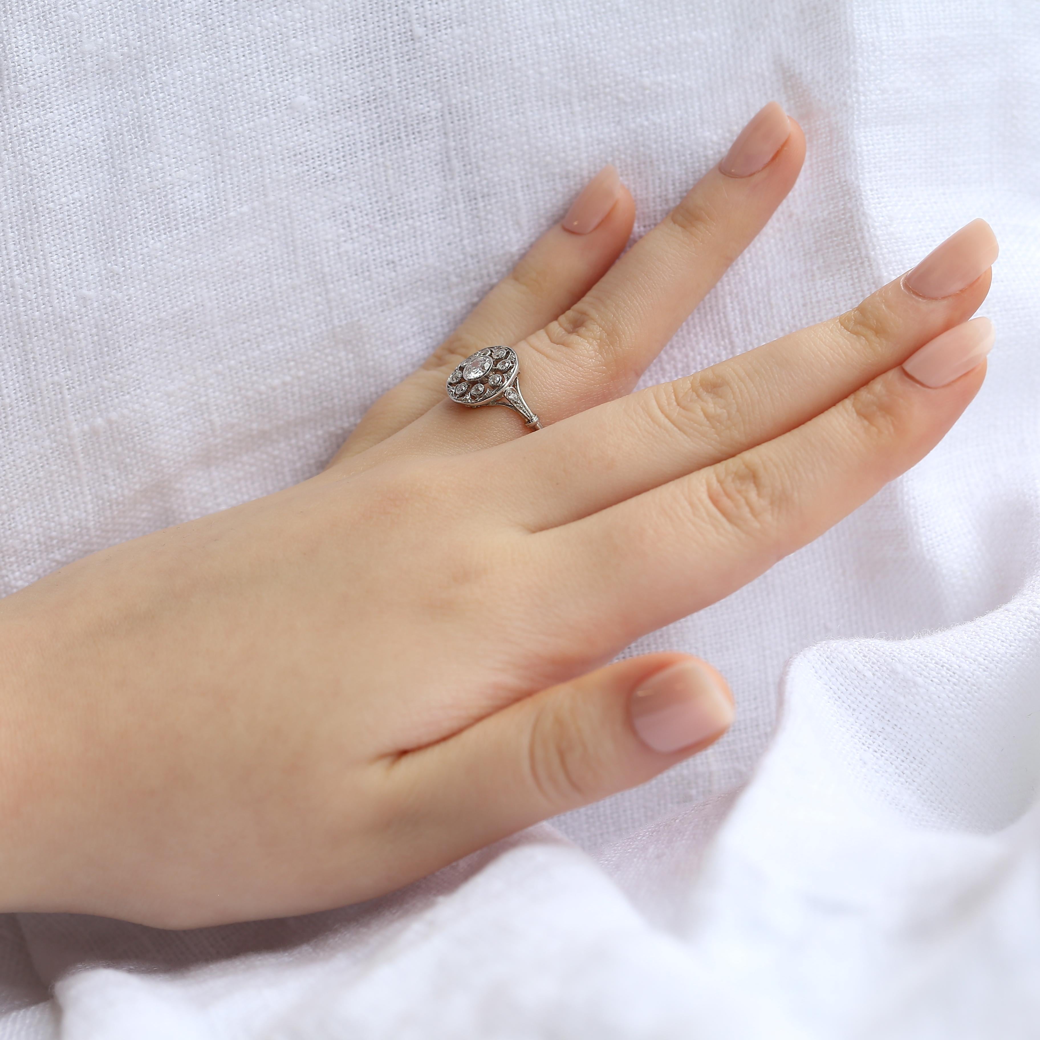 Art Deco Diamant-Cluster-Ring mit Diamanten im Zustand „Gut“ im Angebot in London, GB